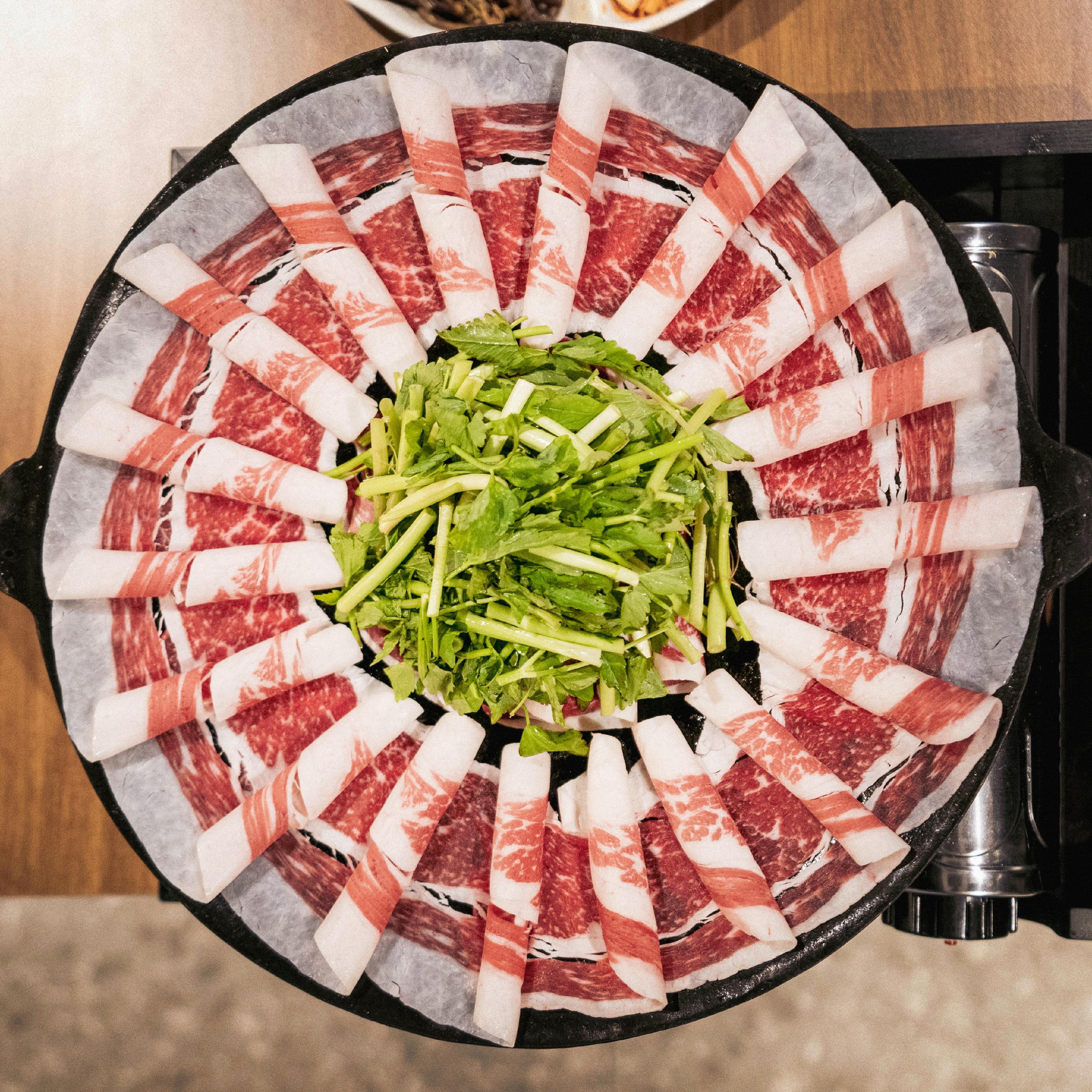 Woochan 新沙街景窗邊韓牛烤肉與車斗湯飯