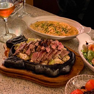 Inedit Damの落ち着いたダイニングバー、カクテルとシェアプレートが並ぶ