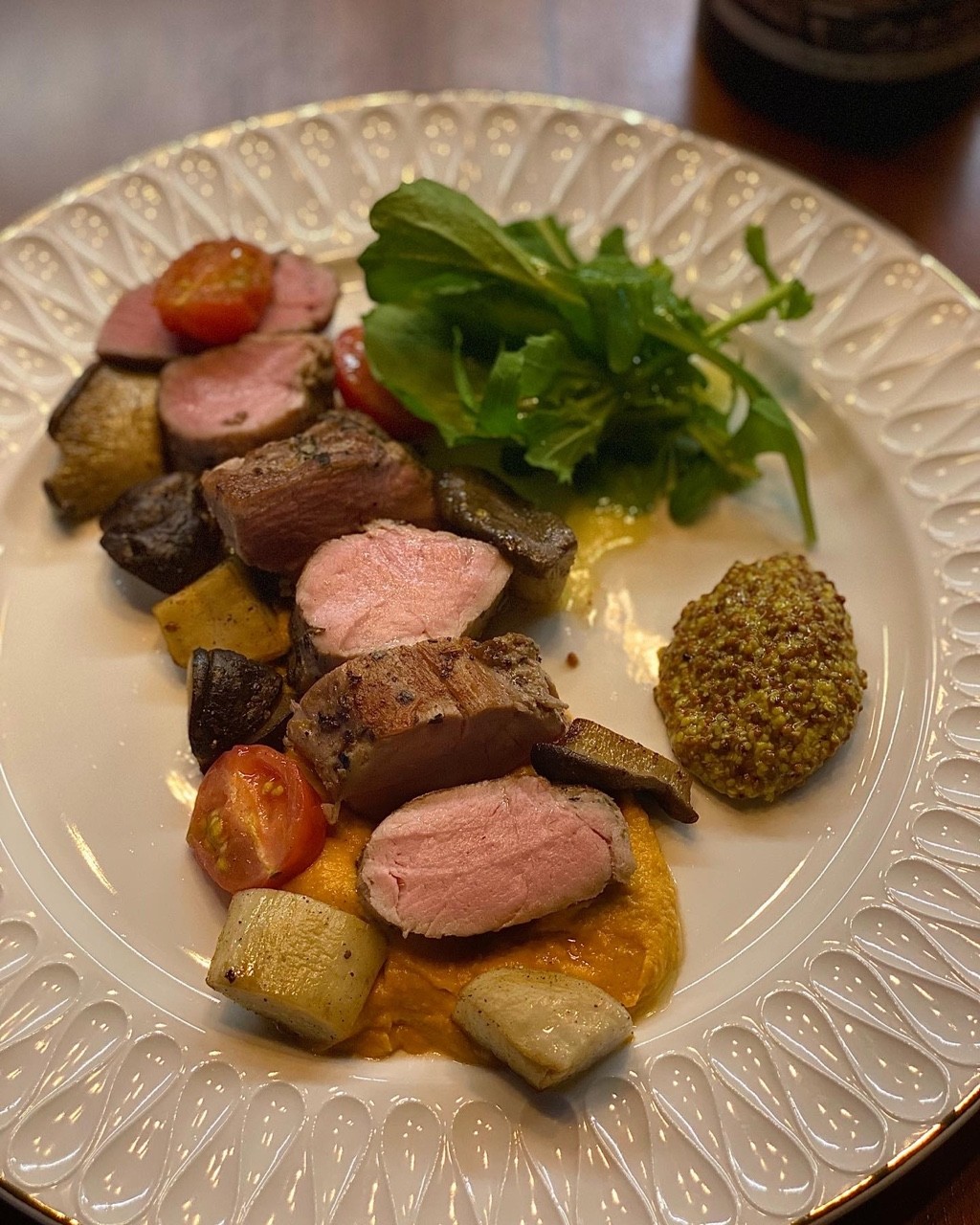 Moonddeuk的千層麵與肉醬義大利麵，溫暖的餐酒館燈光下