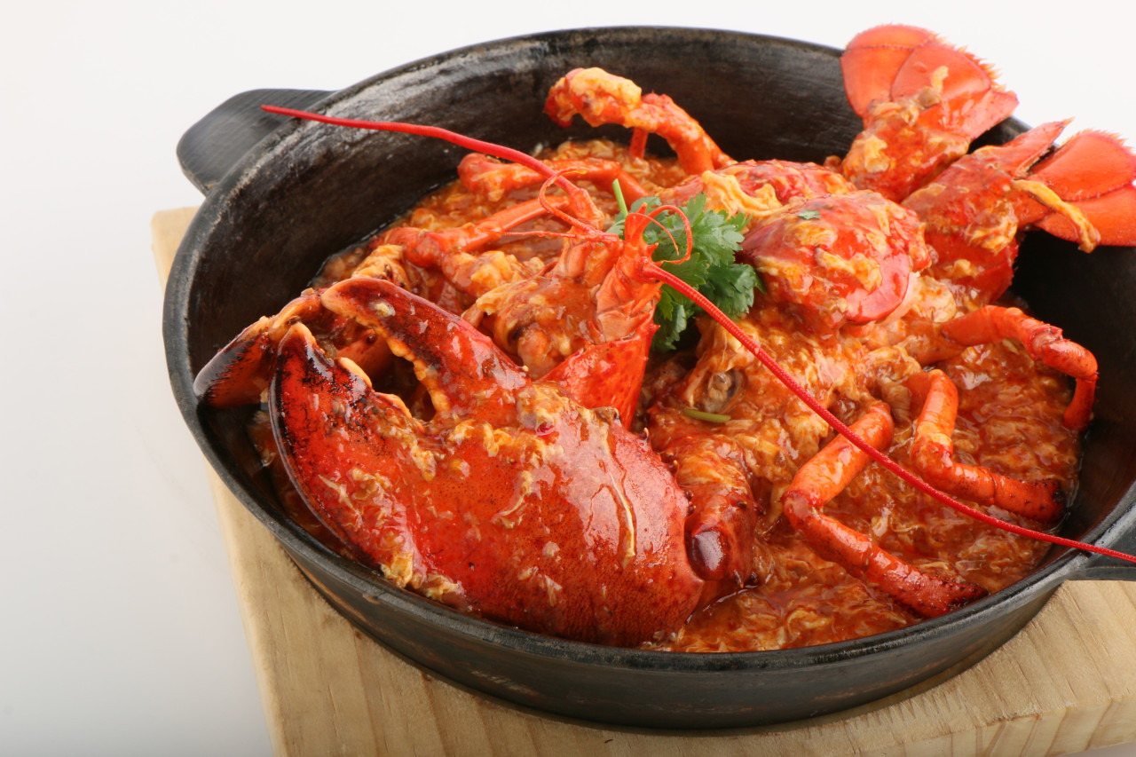 JUMBO Seafood標誌性新加坡黑胡椒蟹與配菜