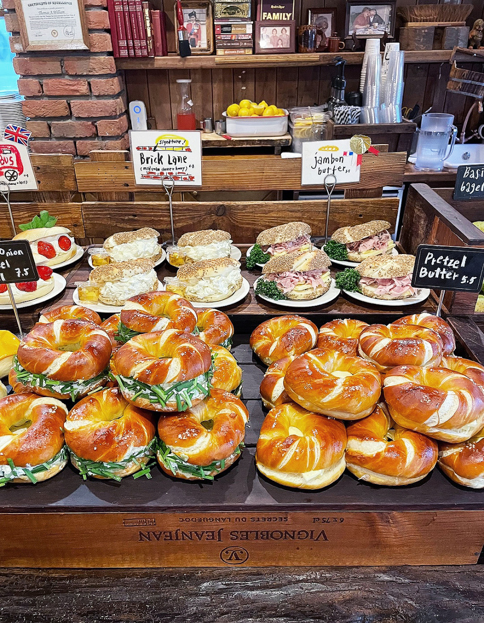 ロンドンベーグルミュージアム 狎鴎亭の新鮮なベーグルとスープのトレイ