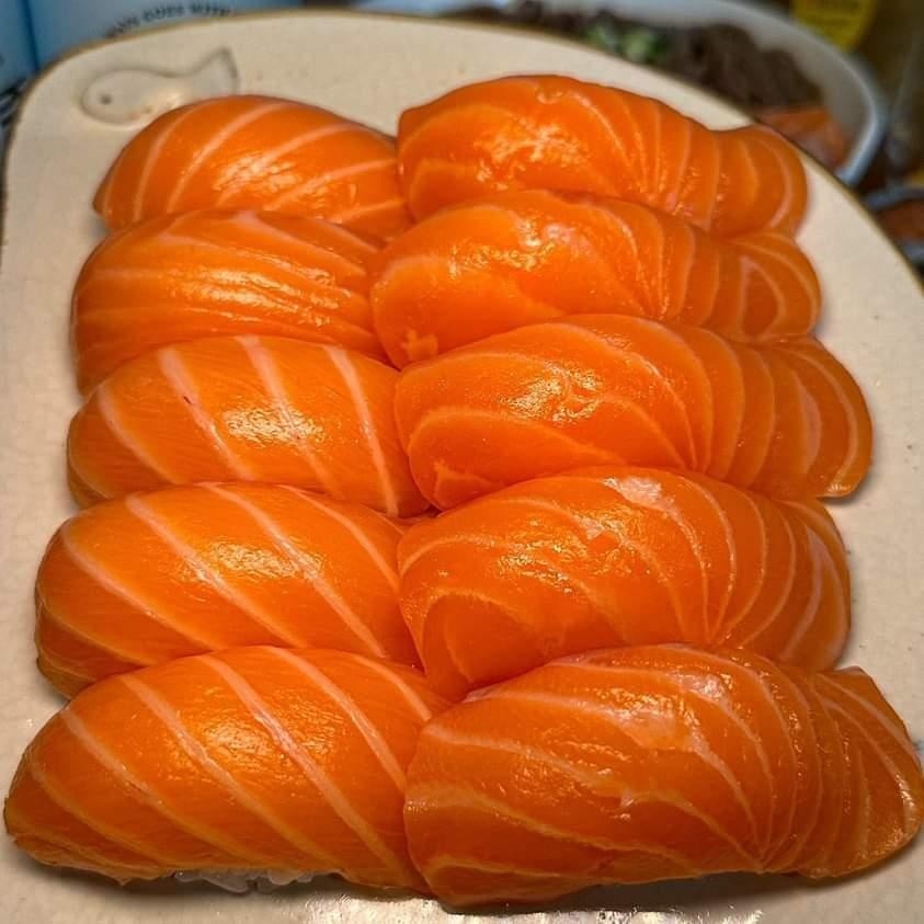 以鮭魚為主的壽司組合，搭配自製醬料