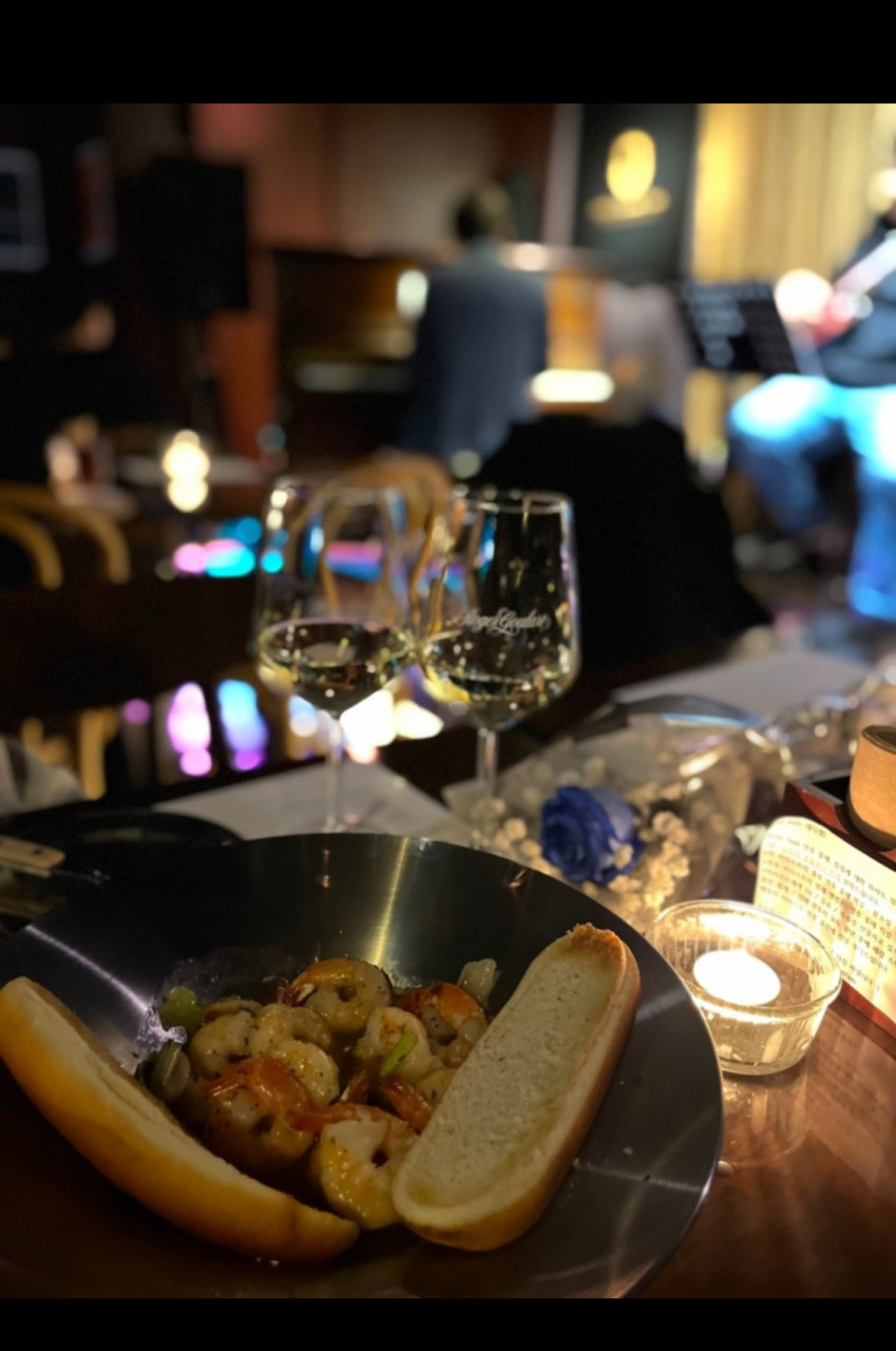 Orient Express Wine jazz stage with vintage decor and wine glasses