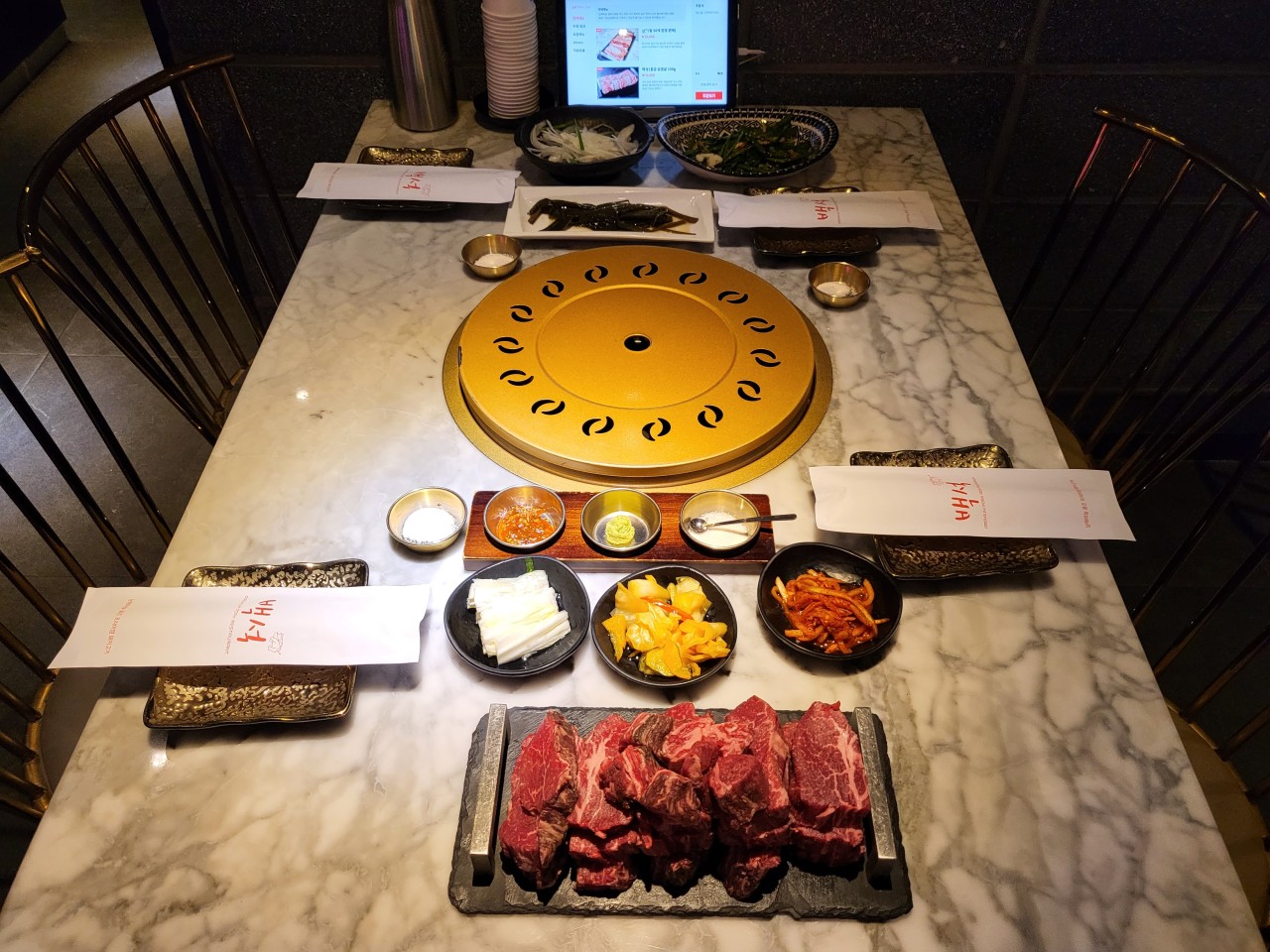 Baegseok garlic-fed black pork and icy cold noodles