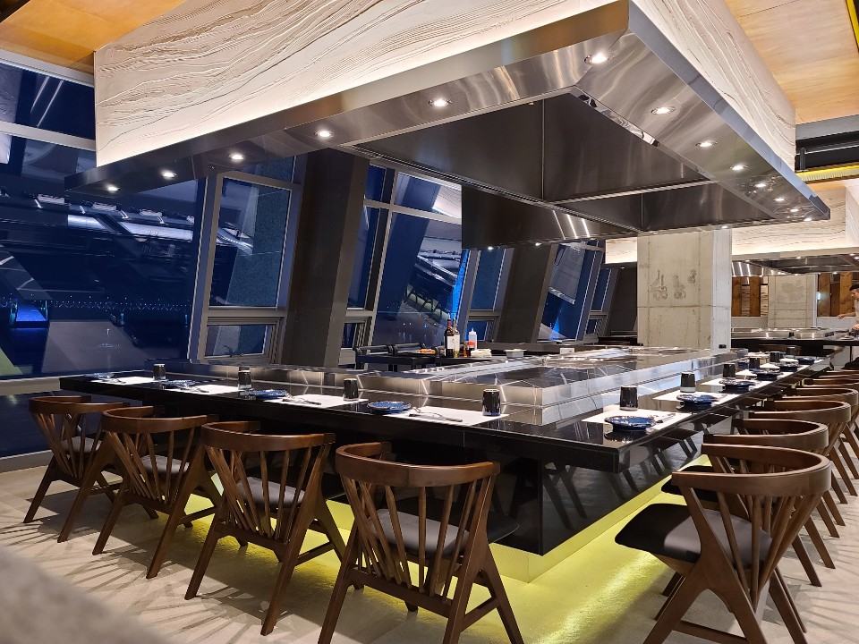 Kuromatsu Gwangalli teppanyaki with fire show and bridge view