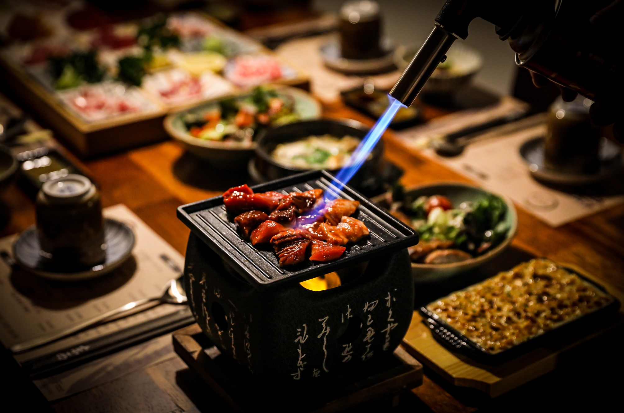 Maguro Restaurant蓝鳍金枪鱼拼盘与酒瓶