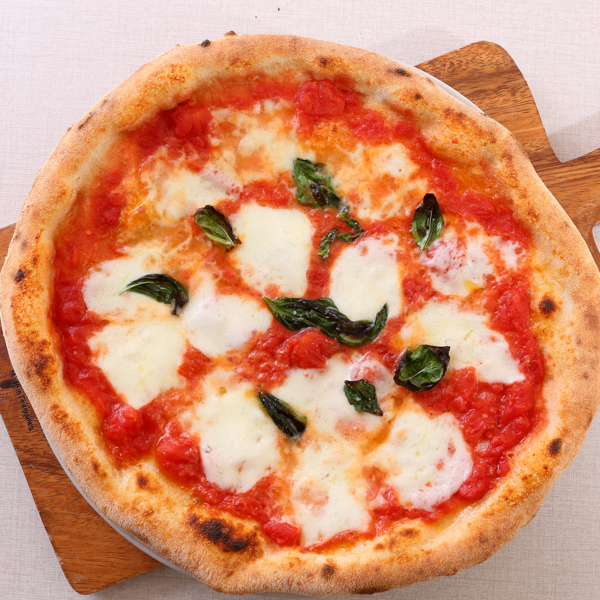 Rosso1924 Neapolitan pizza sliding from an oak-wood oven
