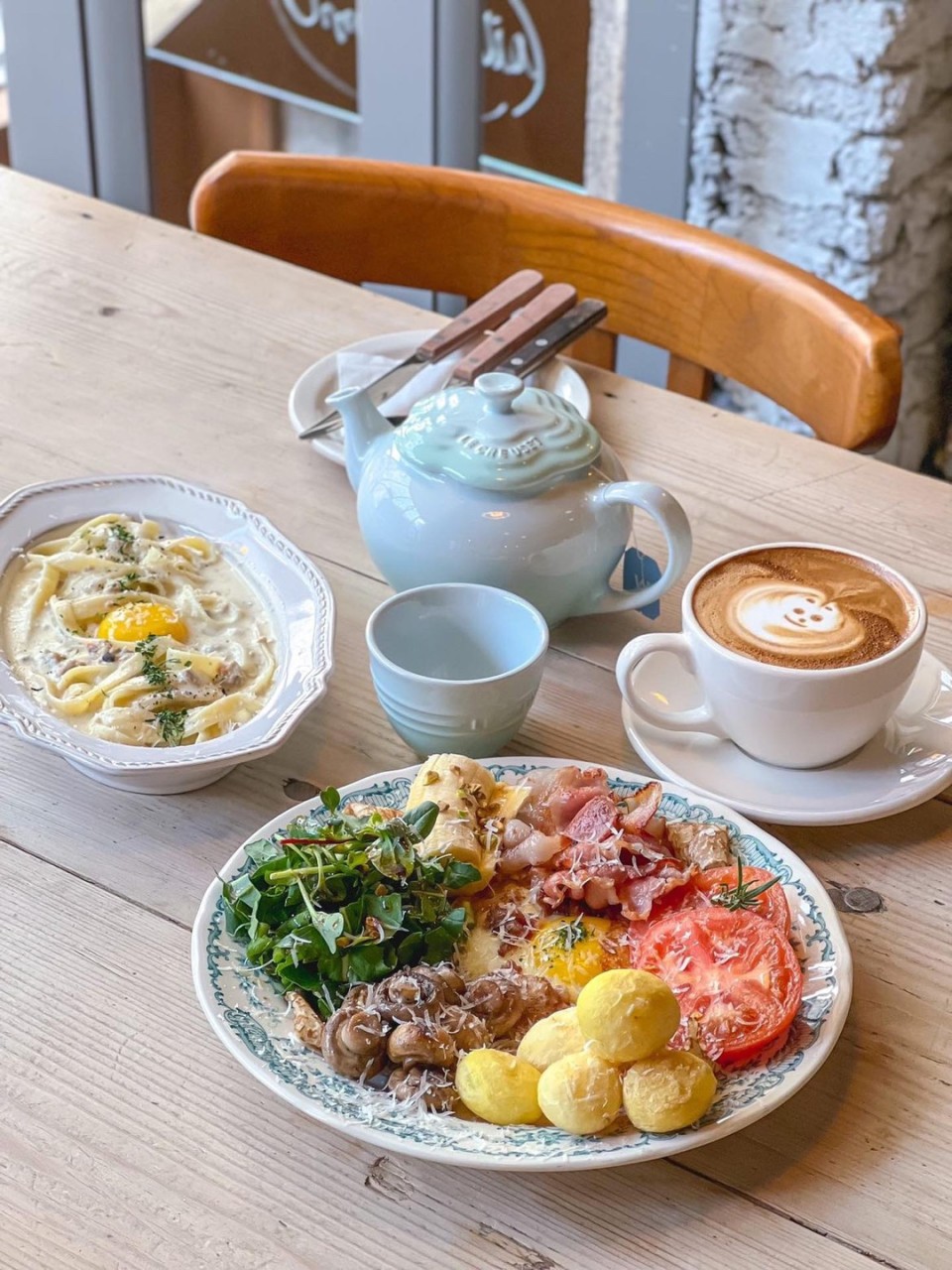 Camellia Yeonnam陽光午後早午餐，搭配木製傢俱的舒適室內空間