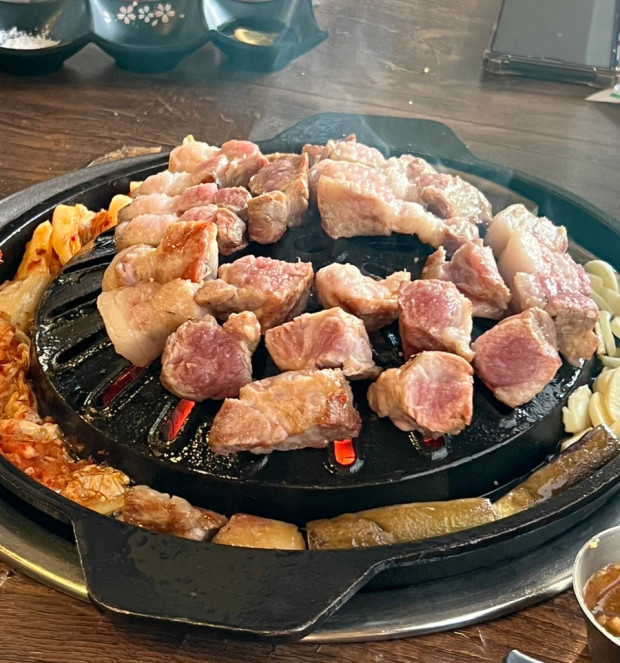 艾沃尔食堂炭火烤制济州猪肉