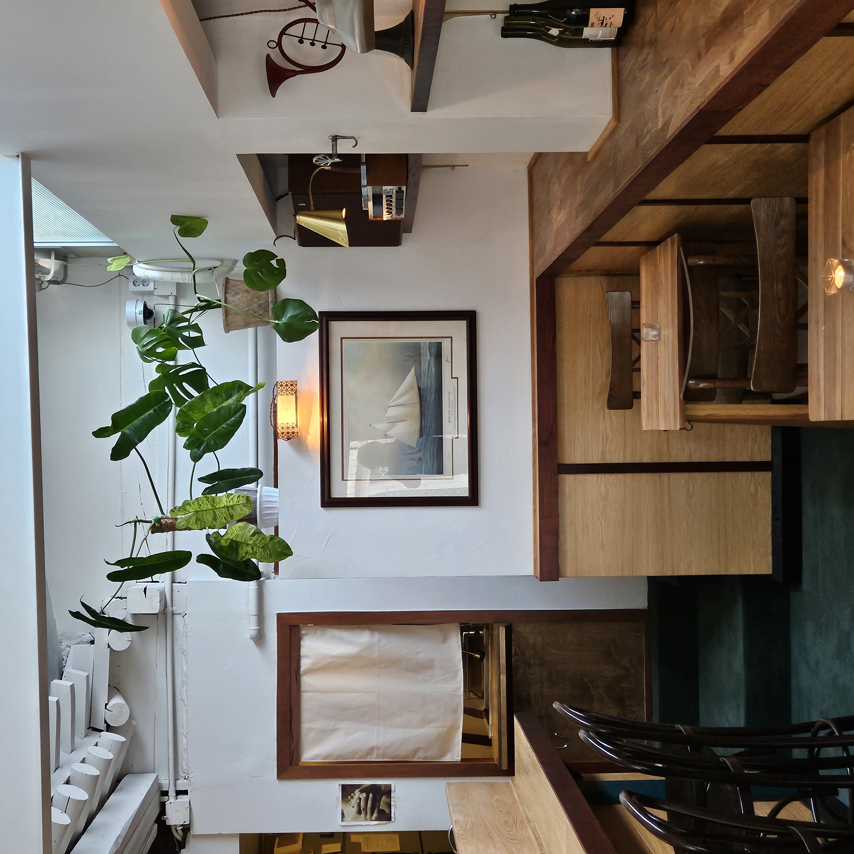 IGWS bar vintage speakers and classic cocktails on bar top