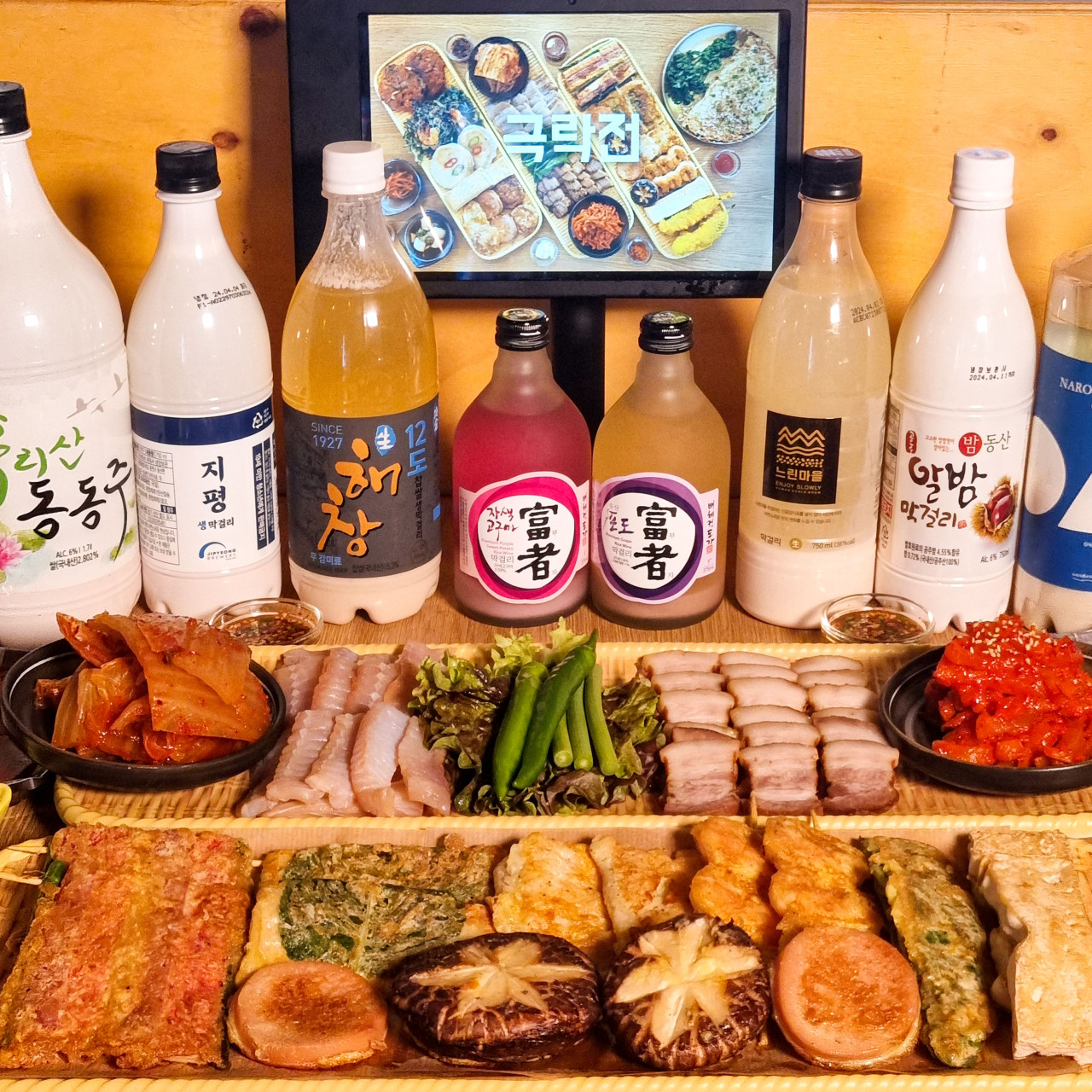 Geukrakjeon Magok jeon and makgeolli with spicy dishes