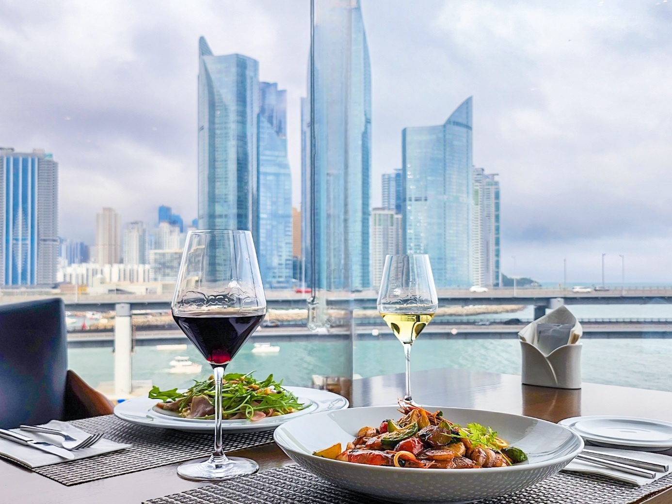 Millak-Sky panoramic ocean view dining room