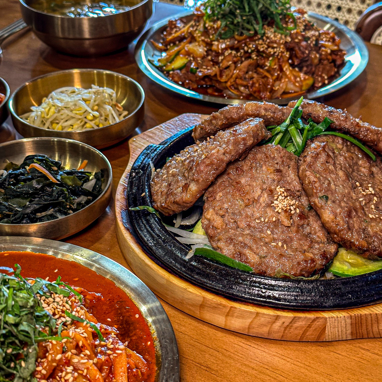 Bong-Ibab大麥飯套餐與辣味豬肉炒盤，整齊擺放