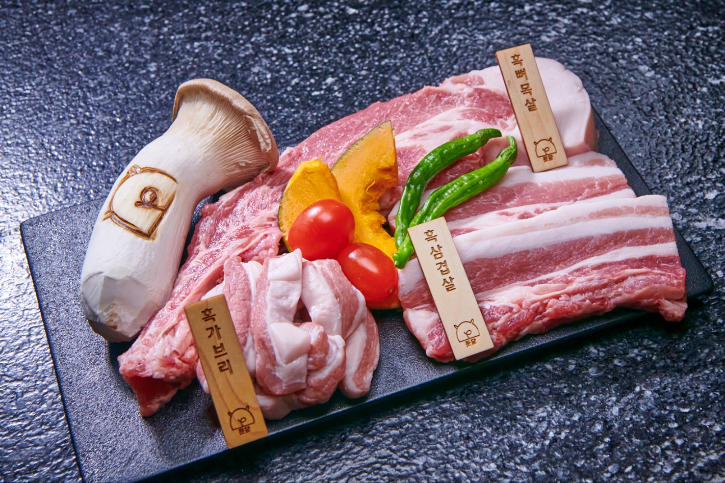 Dotdam cross-aged Jeju black pork with staff grilling