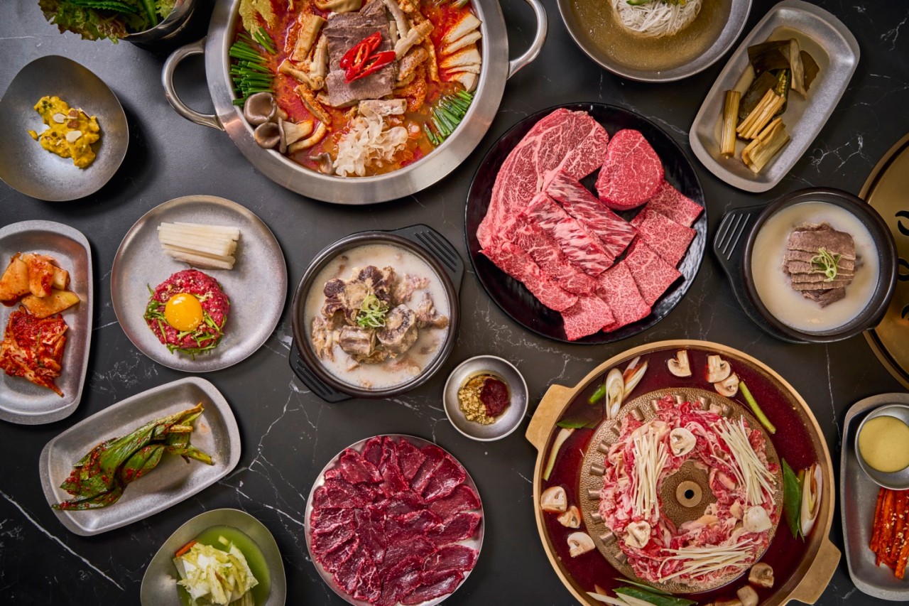 Hongbaksa Gangnam charcoal Hanwoo with banchan