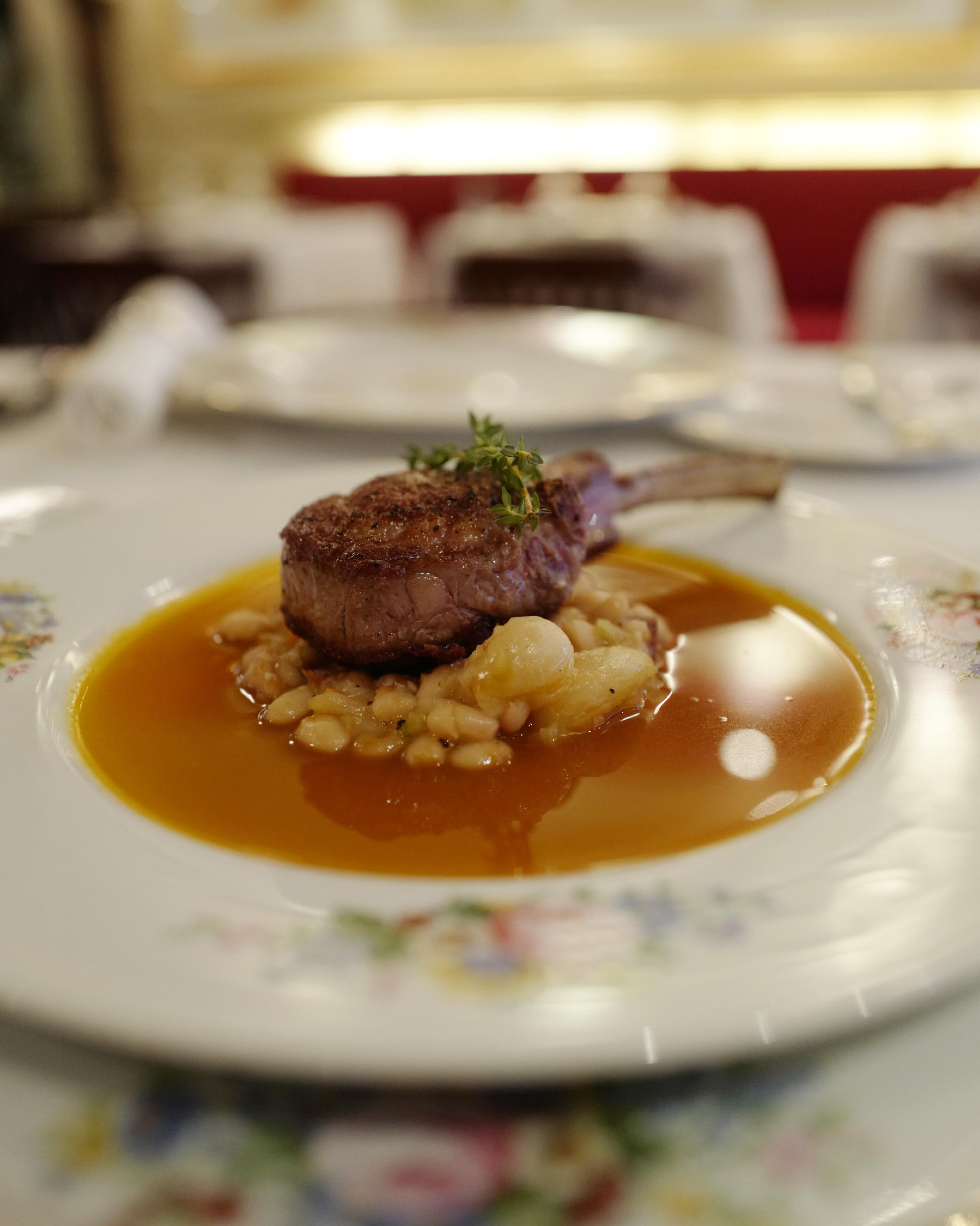BISTROT de YOUNTVILLE Parisian bistro interior