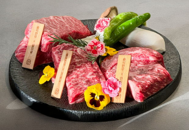 Honest Korean Beef Yongsanの個室と韓牛肉カット