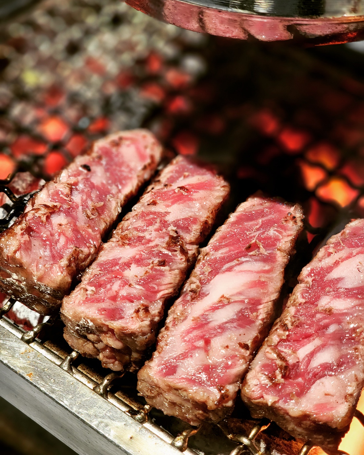 肉兄店主指导下的韩牛烤肉切块