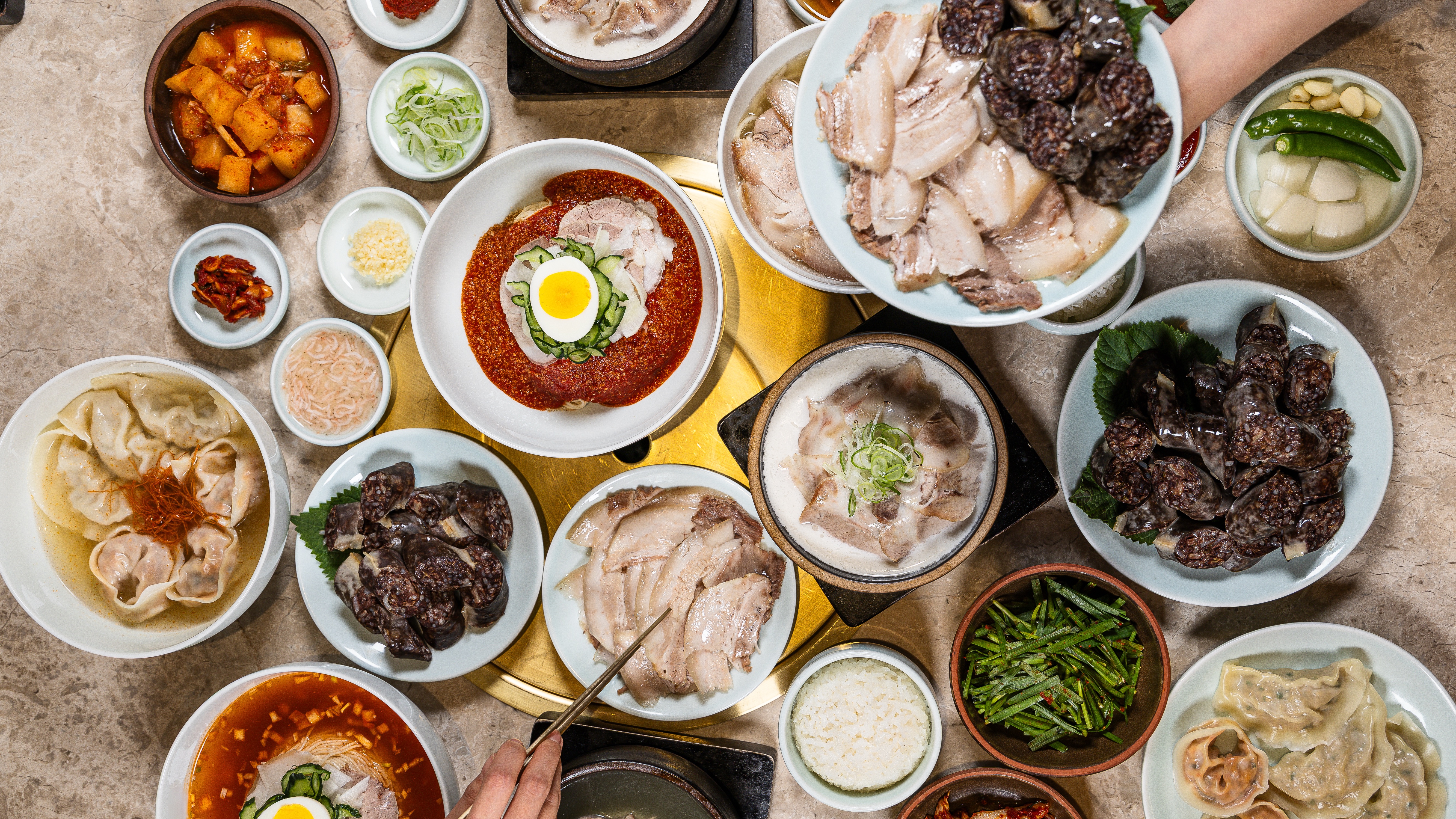 Geodae Dwaeji Gukbap rich milky broth with tender pork slices