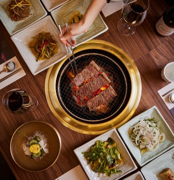 Mapo分店的송추가마골 인어반 갈비烤爐及工作人員協助