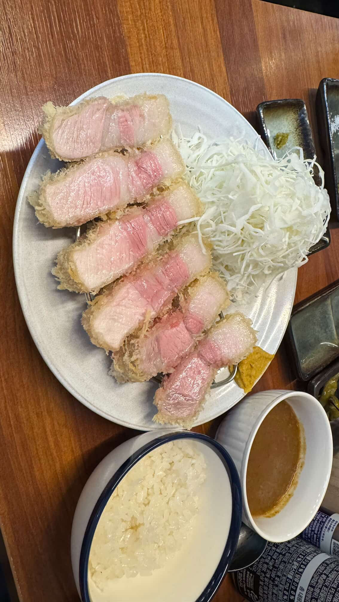 Hondon 炸豬排剖面，露出多汁中心