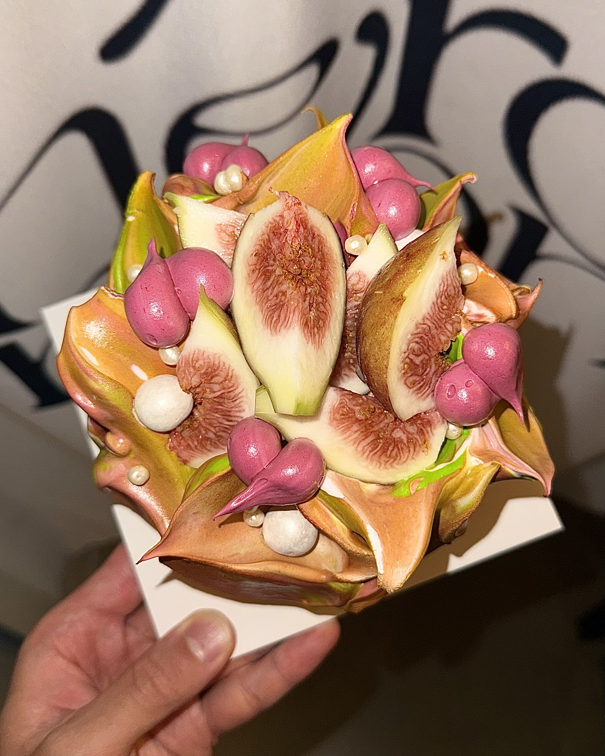 Pheromone 成熟季节水果与整蛋糕展示