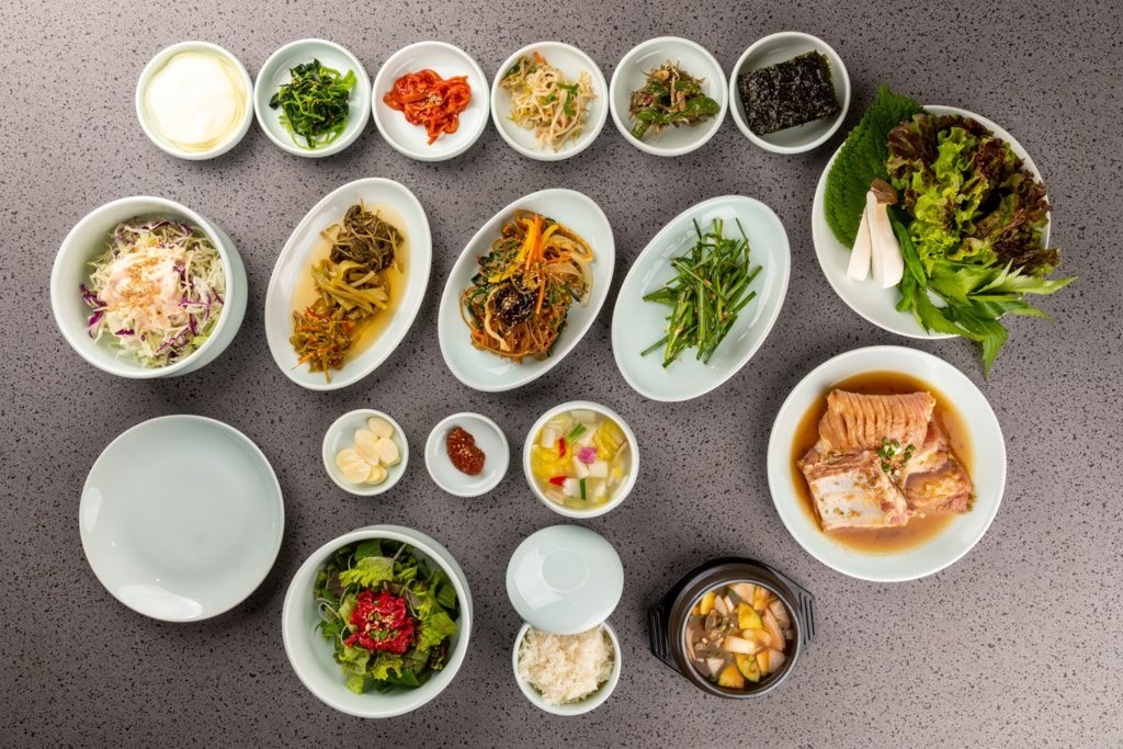 Hasunzip木炭烤猪肋排，炭火余烬映照