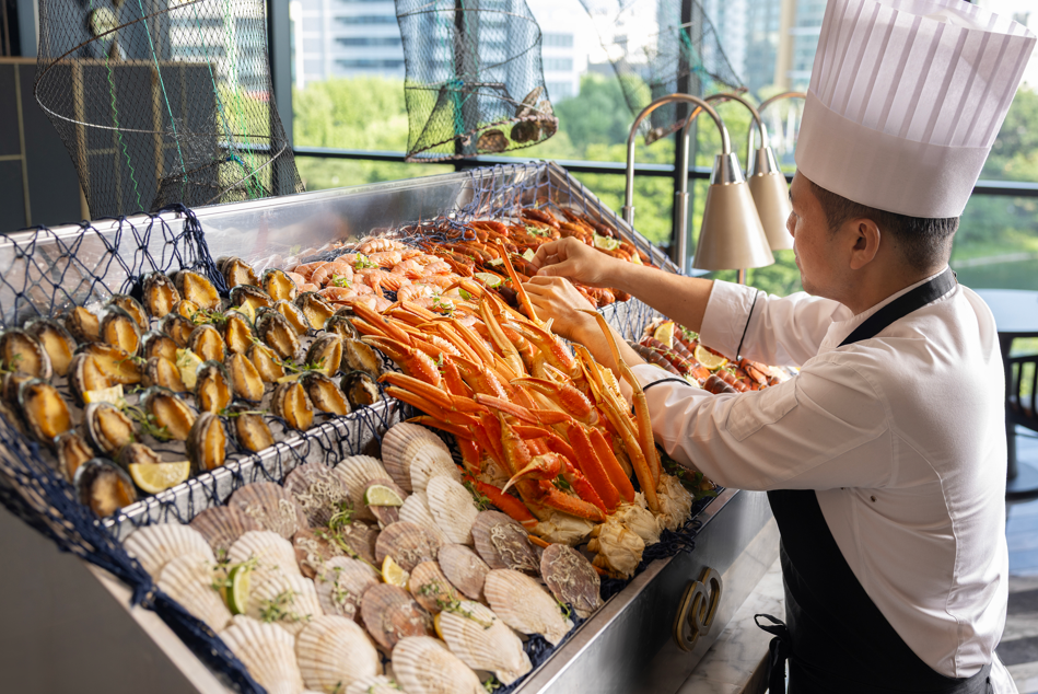 Fait Maison French dishes with Seokchon Lake backdrop