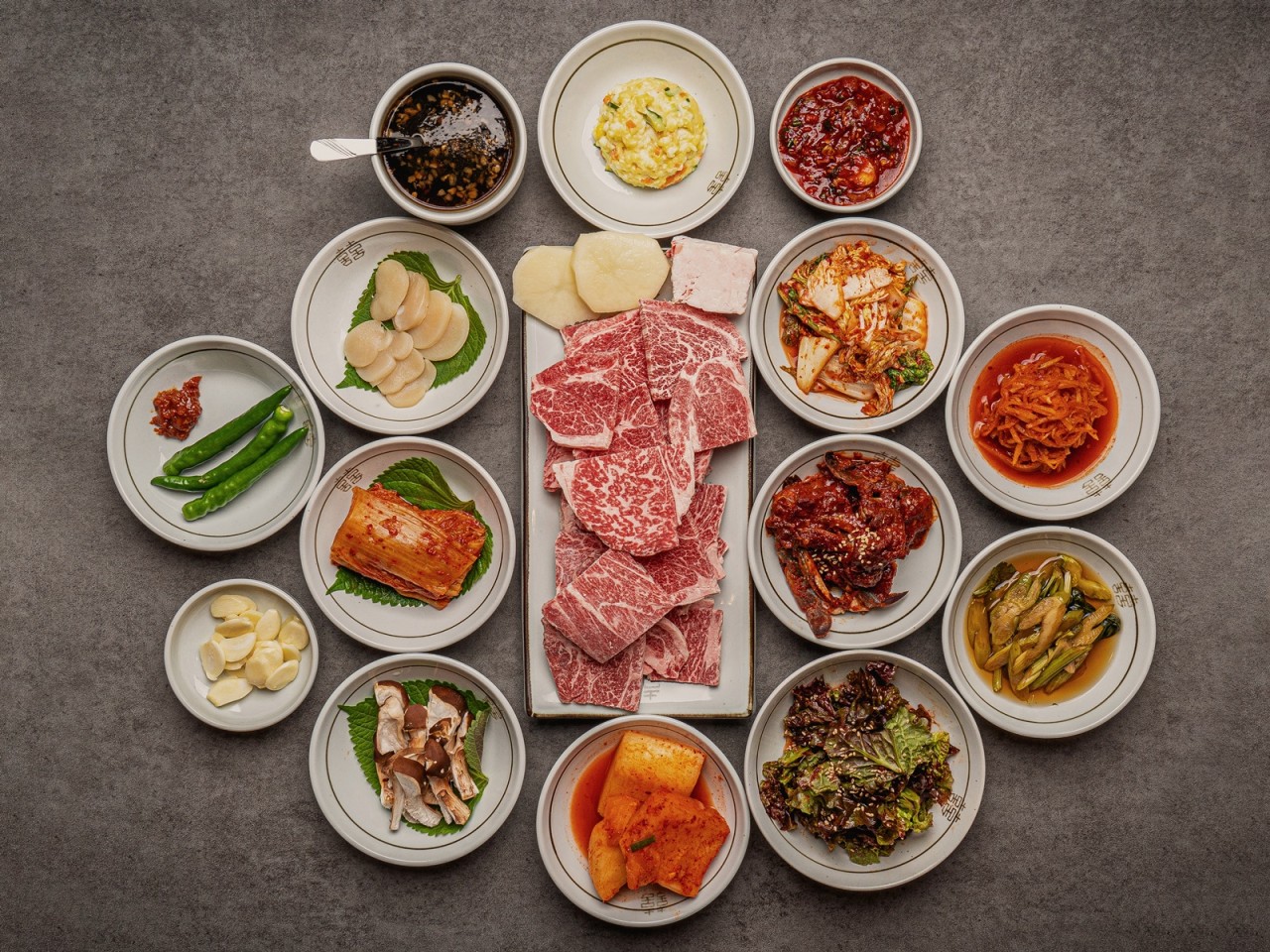 Haehwaok Sinnonhyeon的熱騰騰888眞菊湯和韓牛