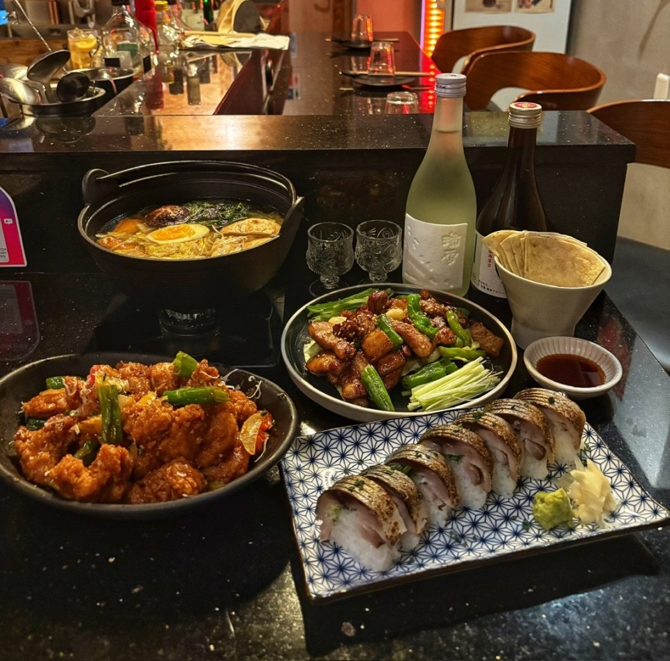 一人でも入りやすいジュムンのバーテーブルと小皿料理