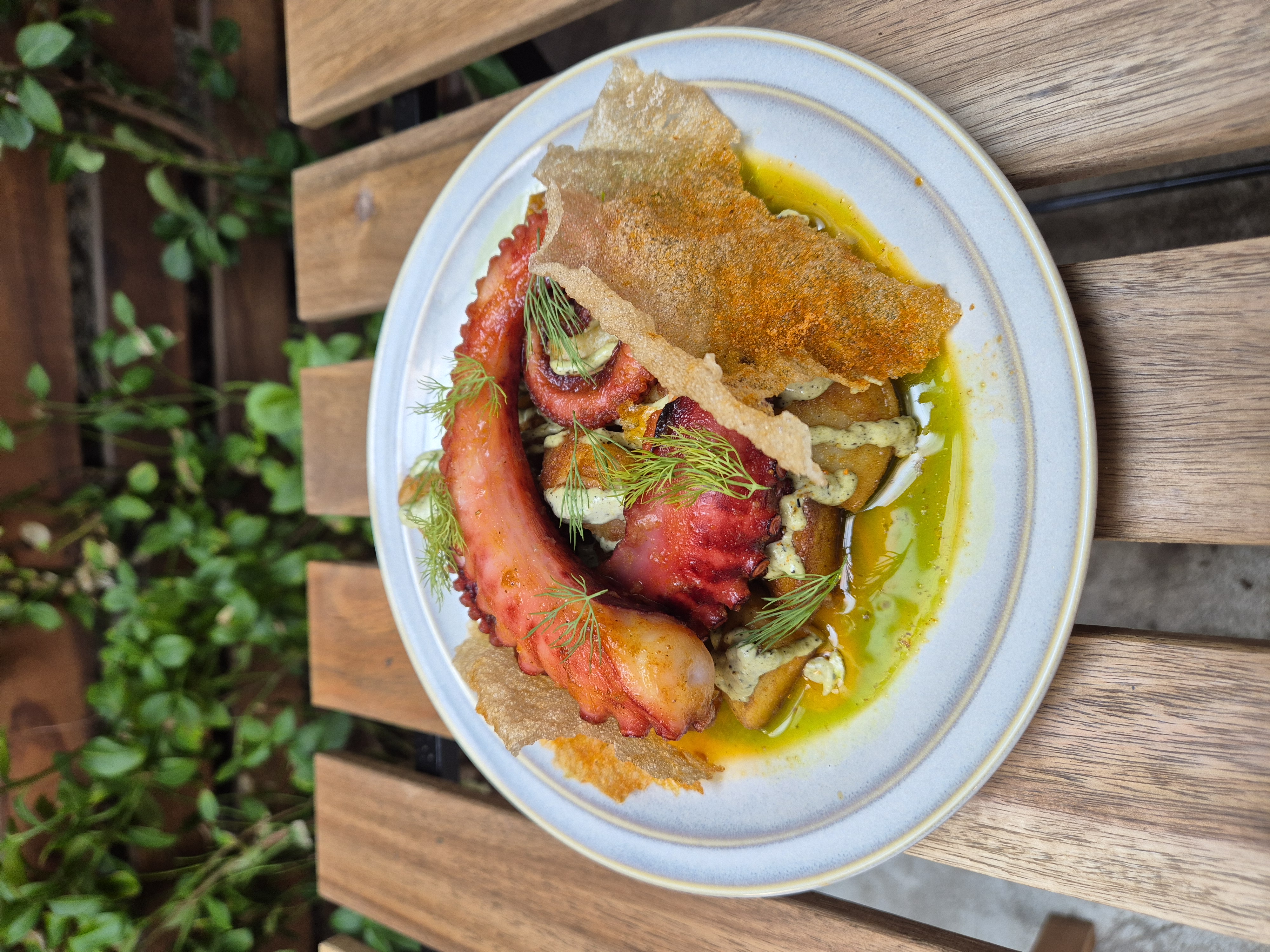 Fuzzy House 露台光影与丰盛菜肴