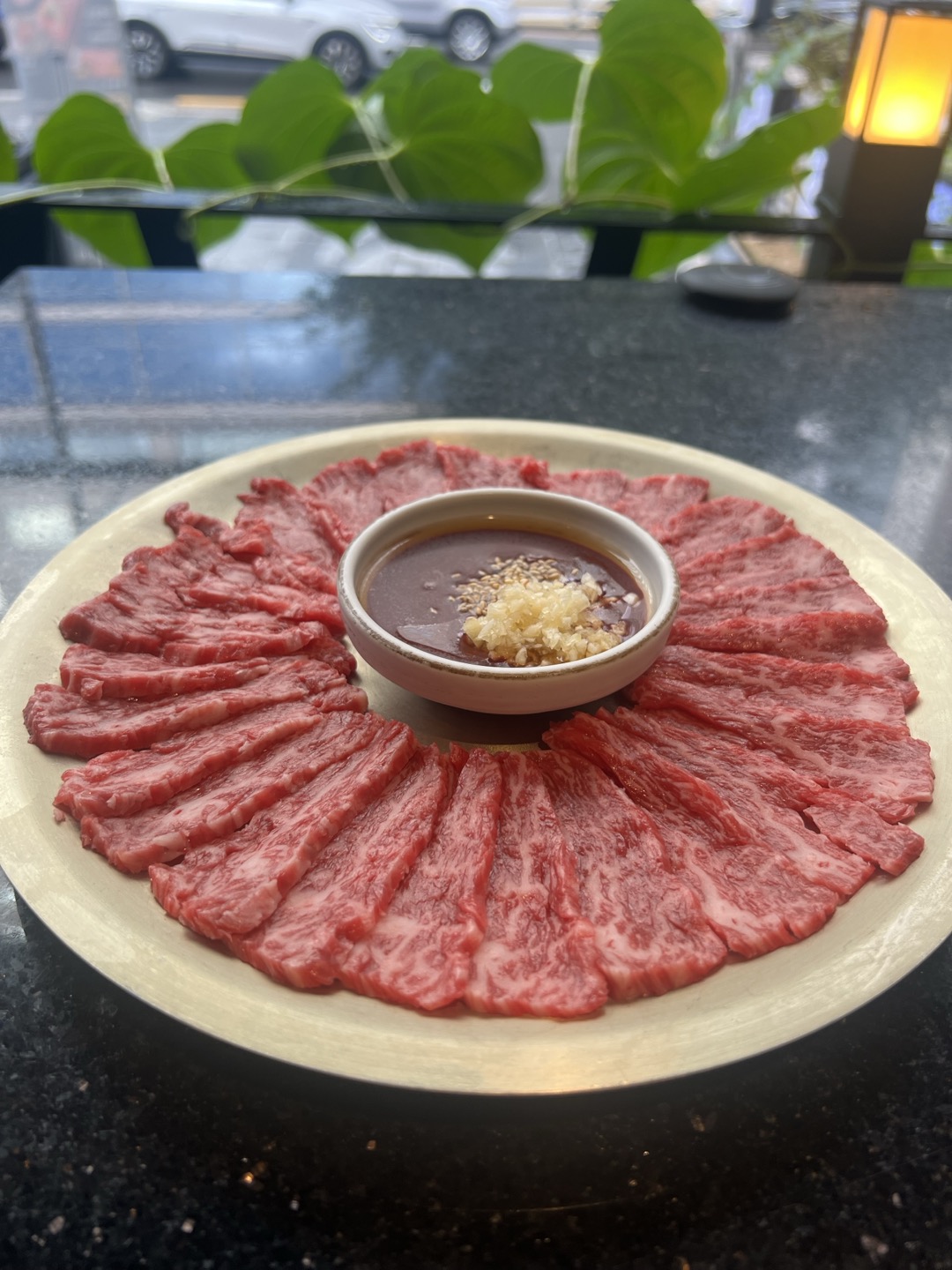 Aujeong韩牛嫩煎至五成熟配店家小菜