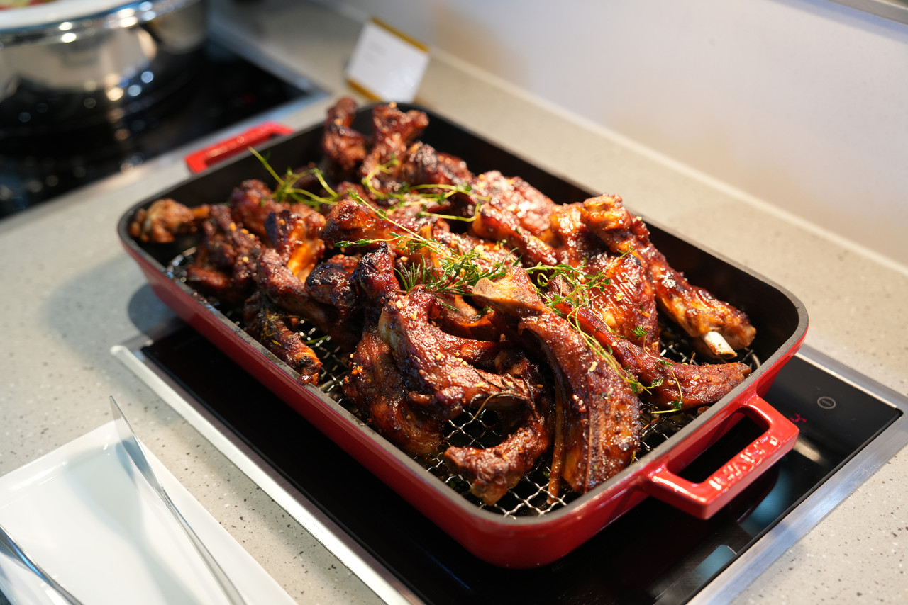 L7 明洞浮动酒店自助餐区，明亮餐厅配有沙拉吧和烧烤台