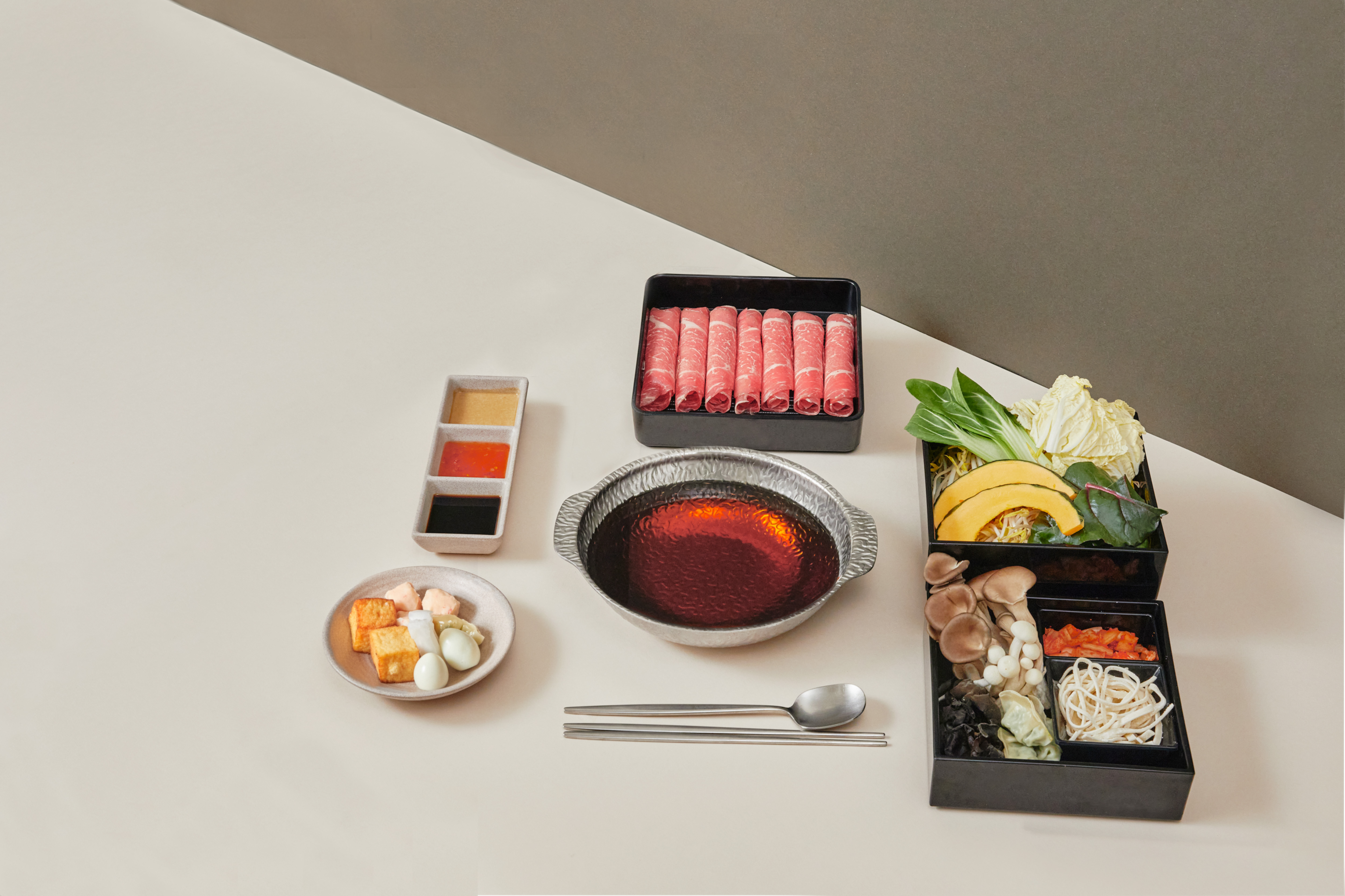 Seon Jae Yongsan 火锅配新鲜蔬菜和高汤