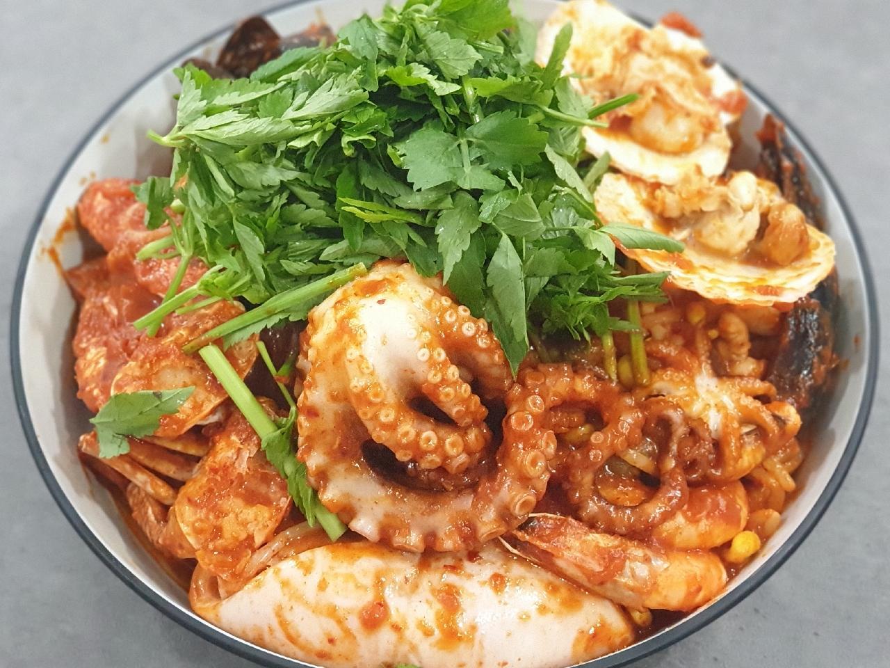 1990 Agujjim Bangi丰富的海鲜和安康鱼拼盘