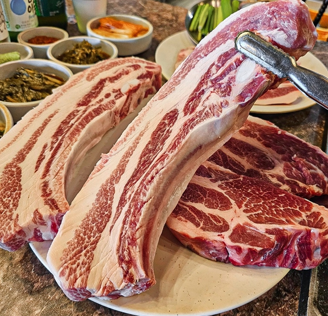 Ppeotan-jip Yongsan bone-in aged pork belly grilled by staff