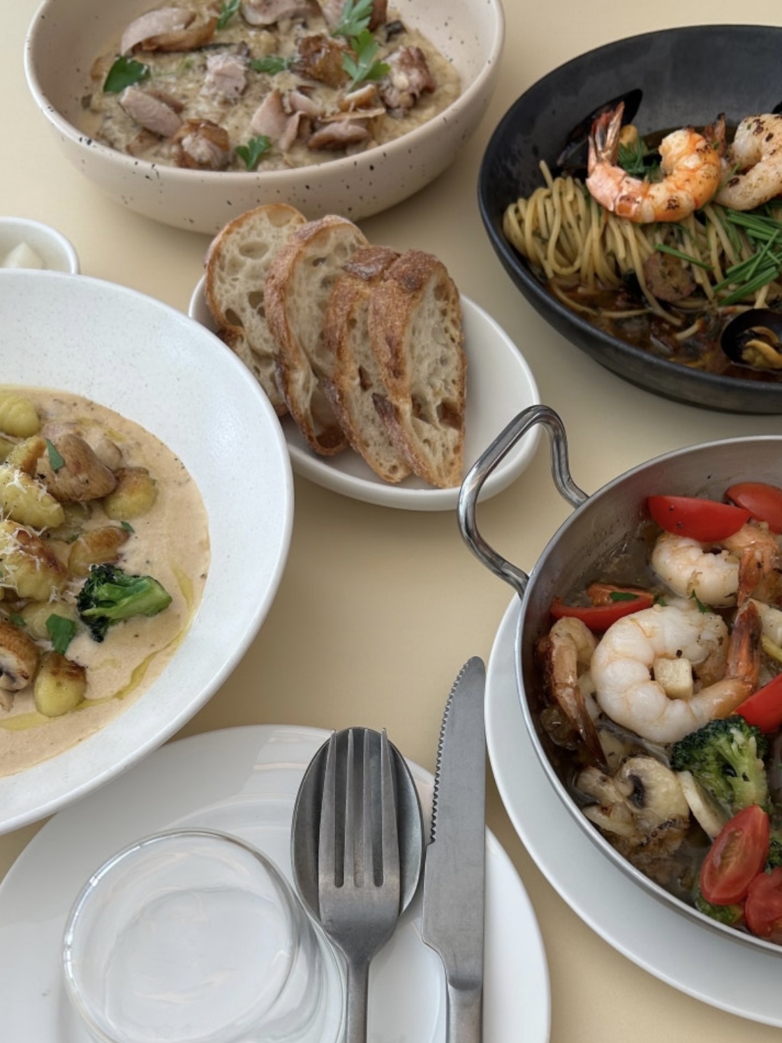 1342teum cozy alley restaurant interior with pasta