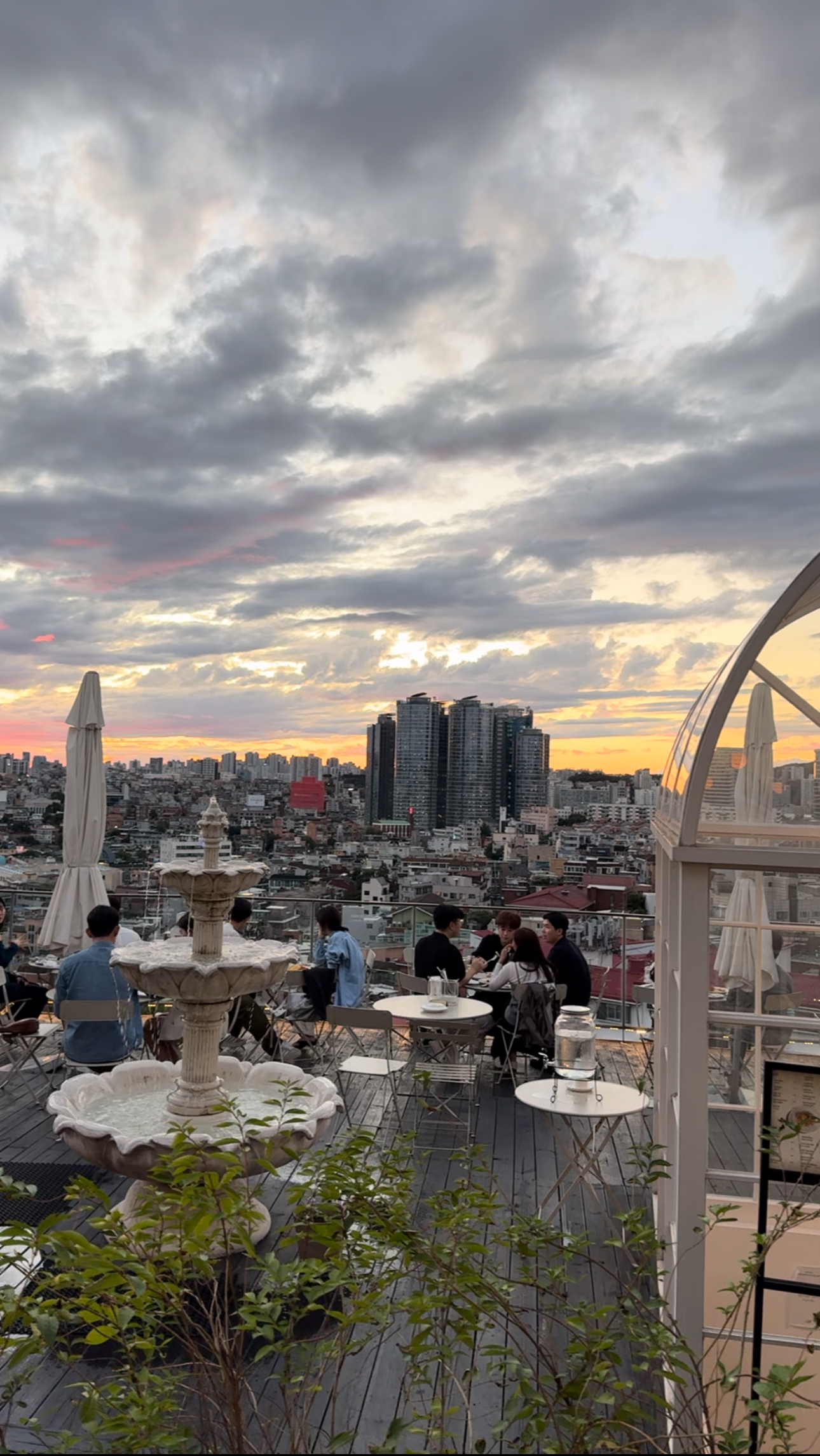 CLIFF SEOUL ルーフトップの街の景色とワイン