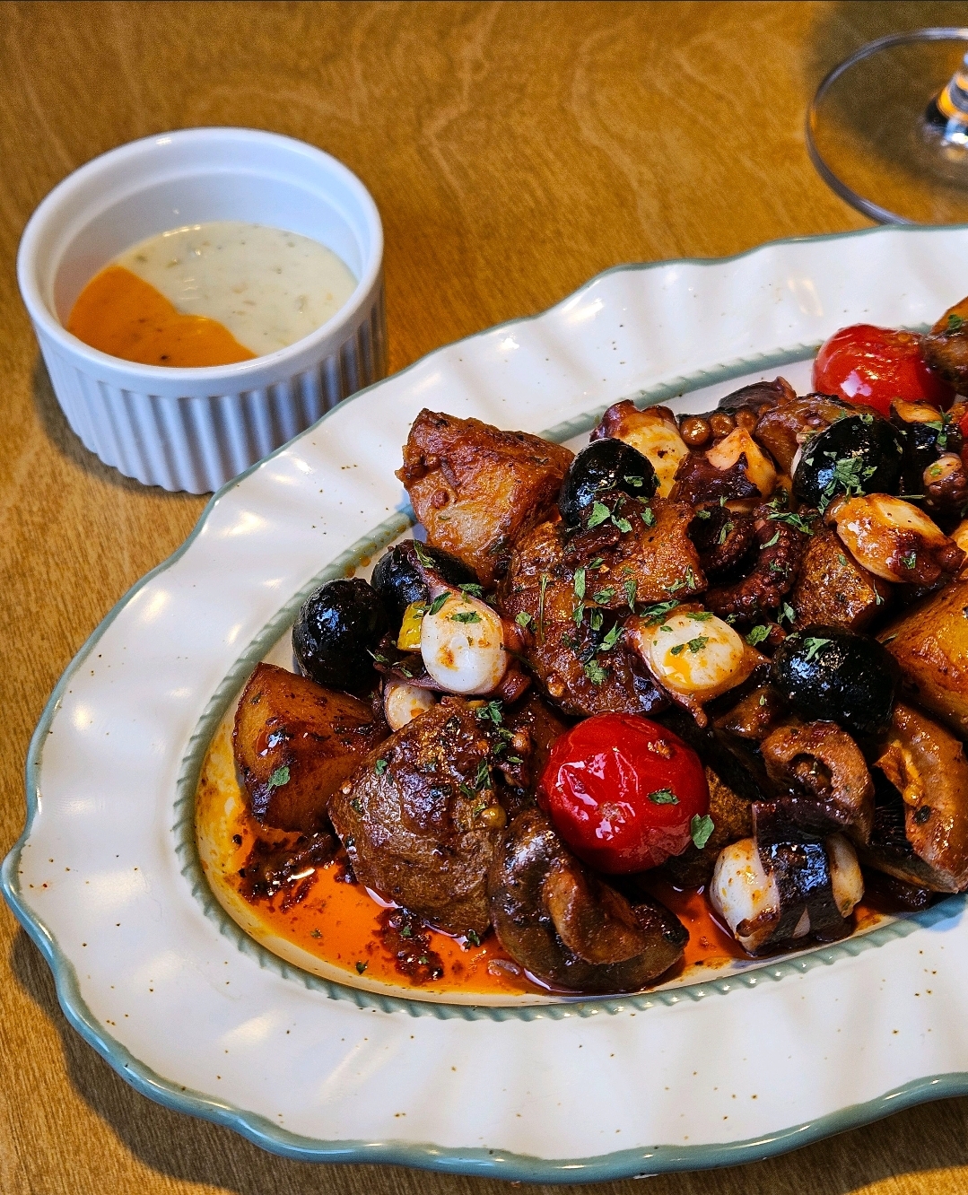 宠物友好Grory葡萄酒吧，配意面、披萨及酒杯