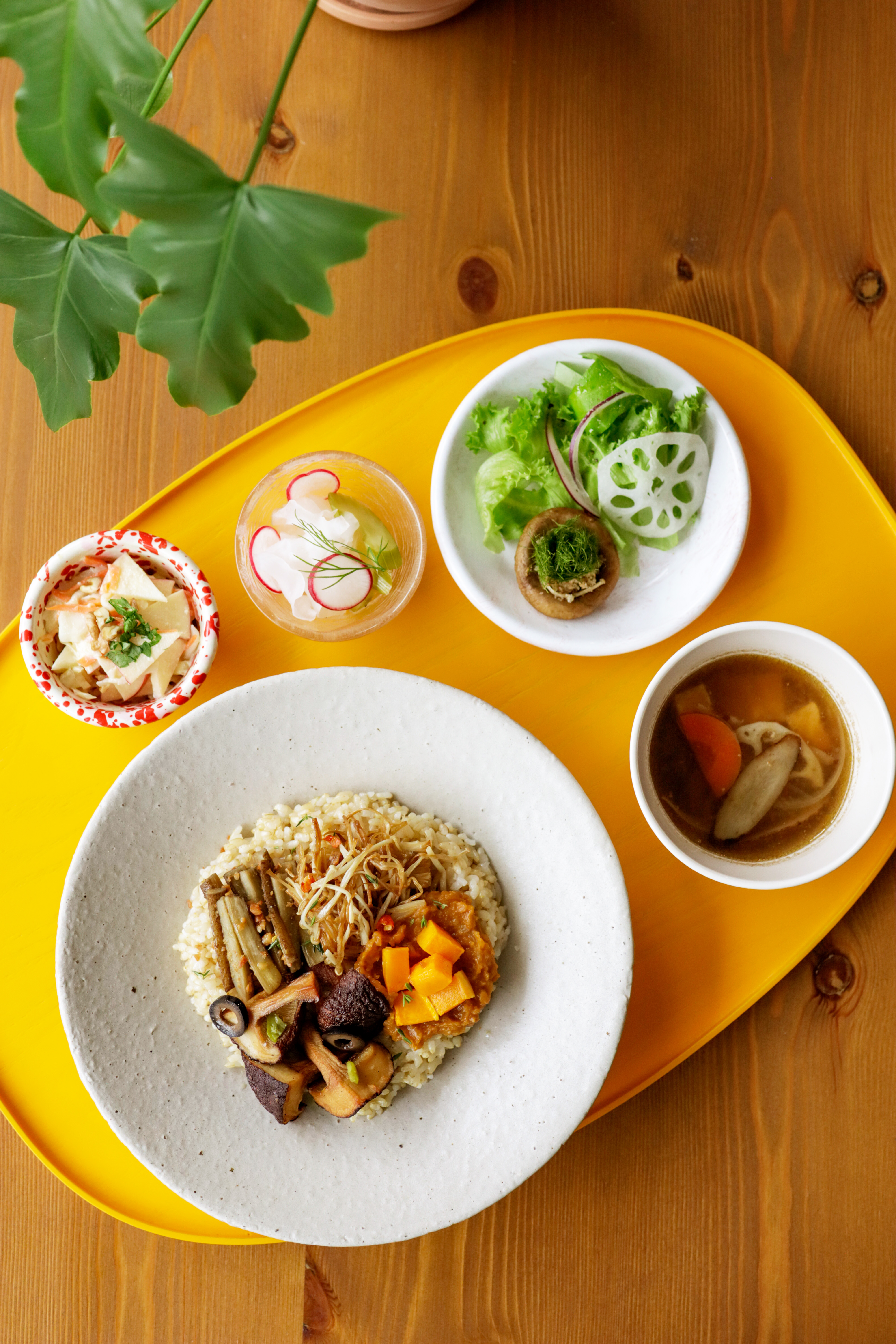 フムズの季節野菜のプレート、ヴィーガンマフィン、ハンドドリップコーヒー