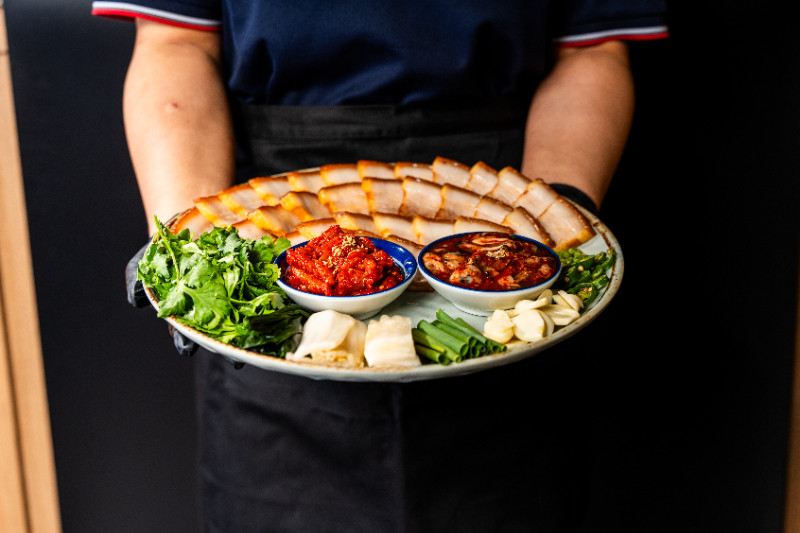 애호락 晚餐桌上보쌈與막걸리搭配