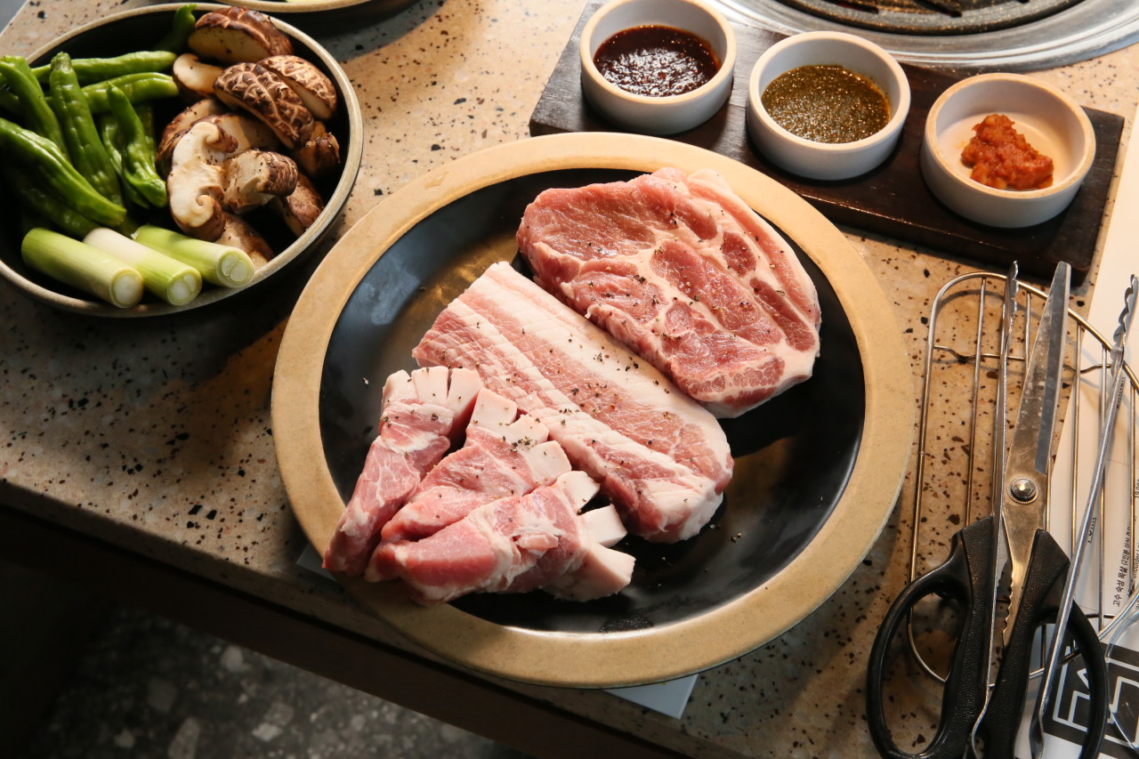 Cheongdam Gosu charcoal grill with aged cuts and curry fondue