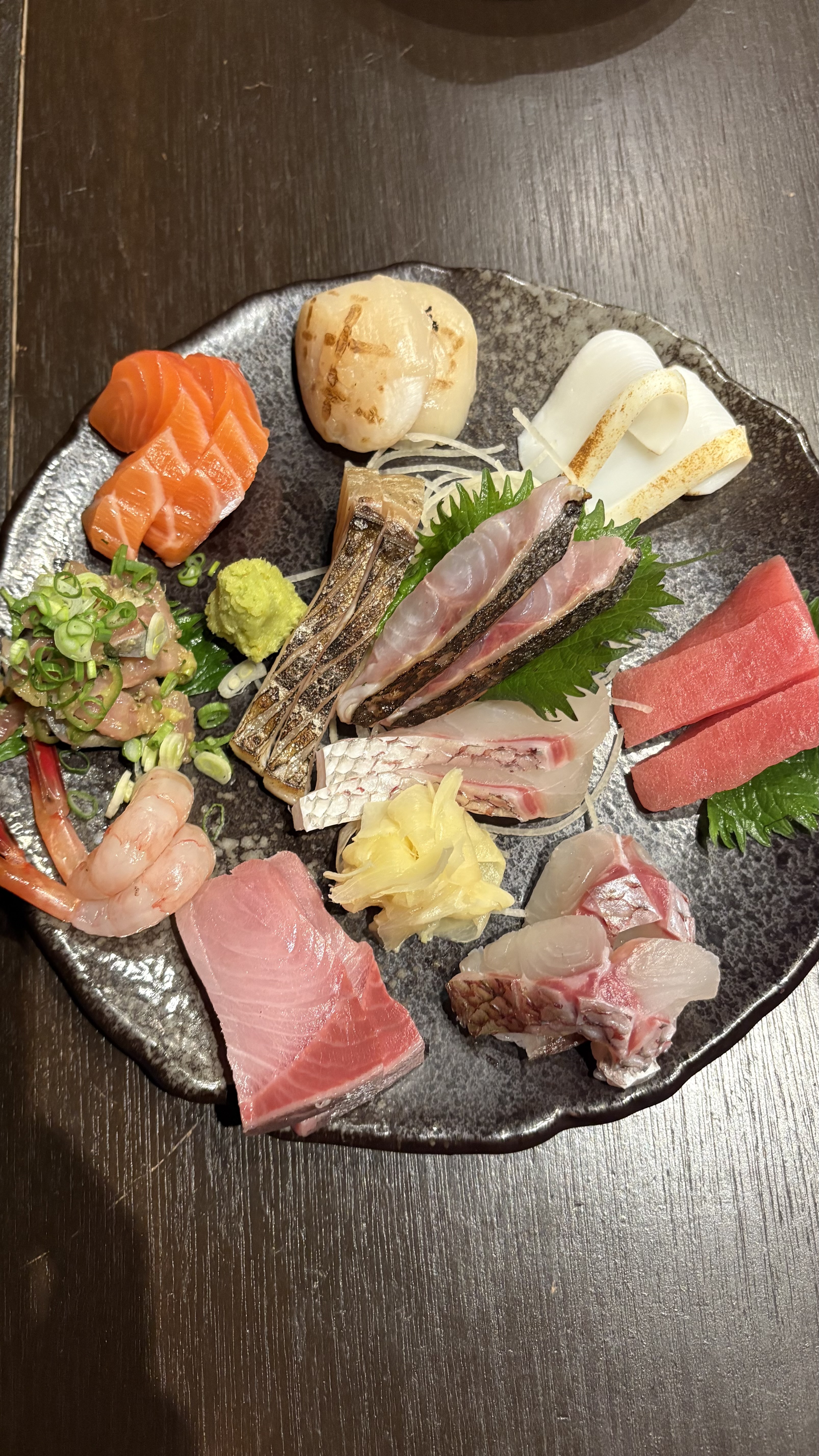 Jindoken Seongsu现代居酒屋柜台与丰盛分享菜