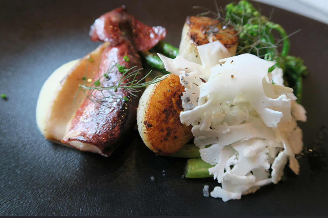 L'assiette Seorae Village casual French plates with warm lighting