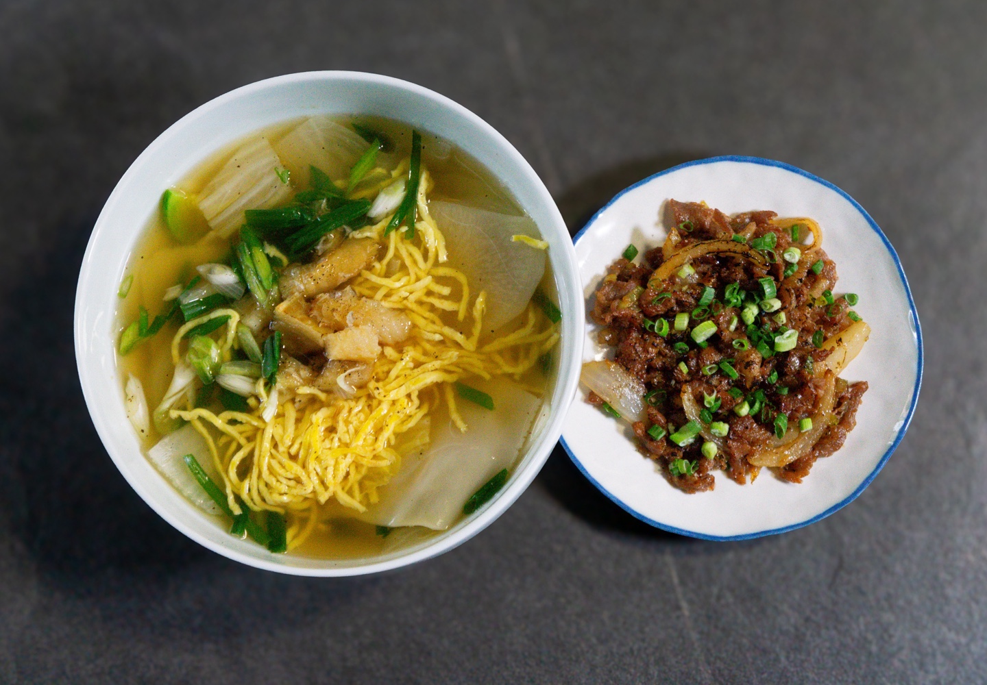 Sinsadon Boseok Sujebi 木盤配米酒與小菜