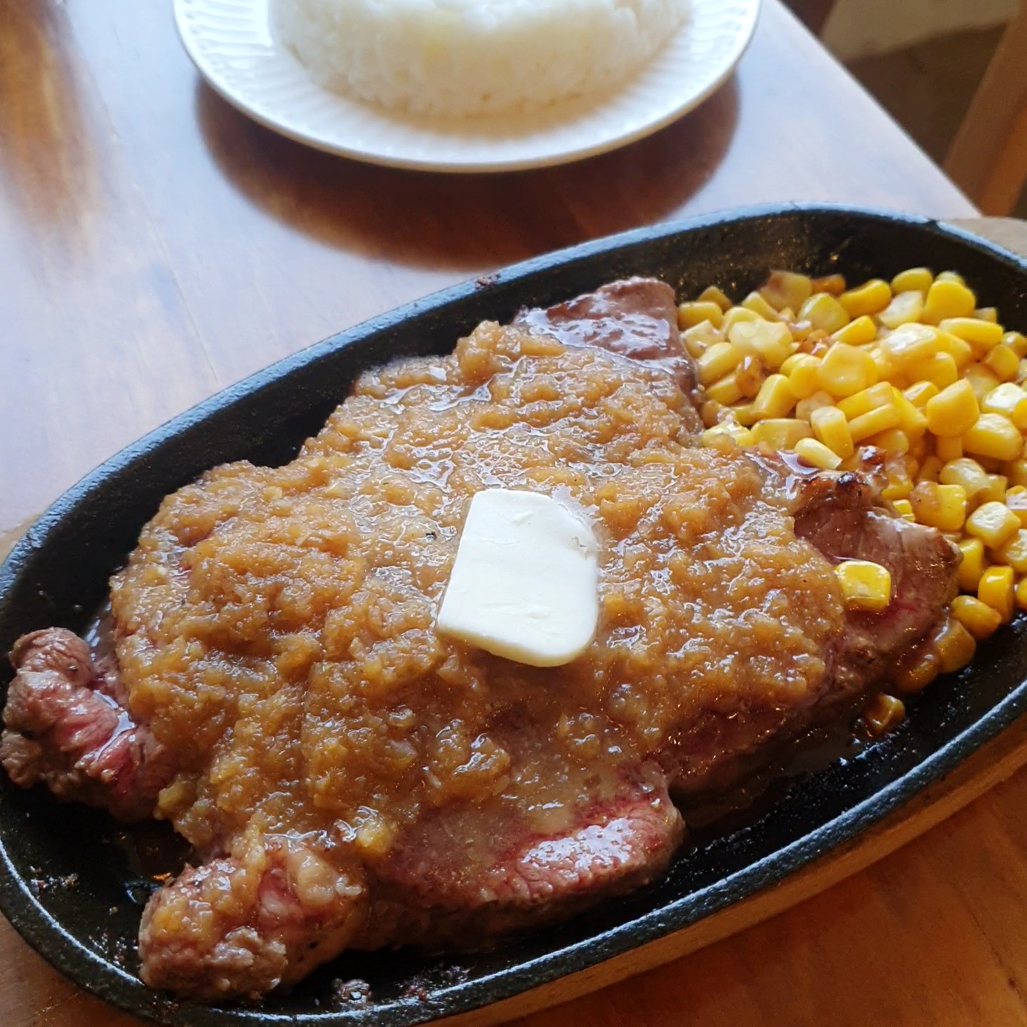 リナスパスタ 太陽光が入る大学路の窓席