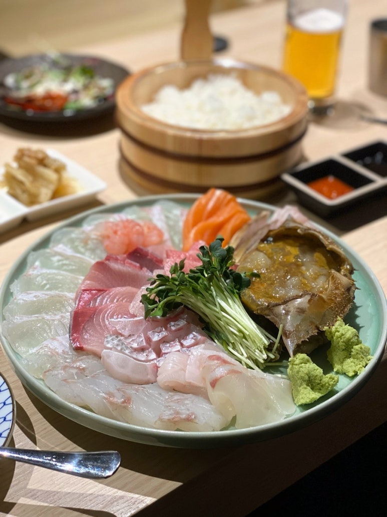 Suksung freshand熟成生魚片拼盤，位於宣陵附近