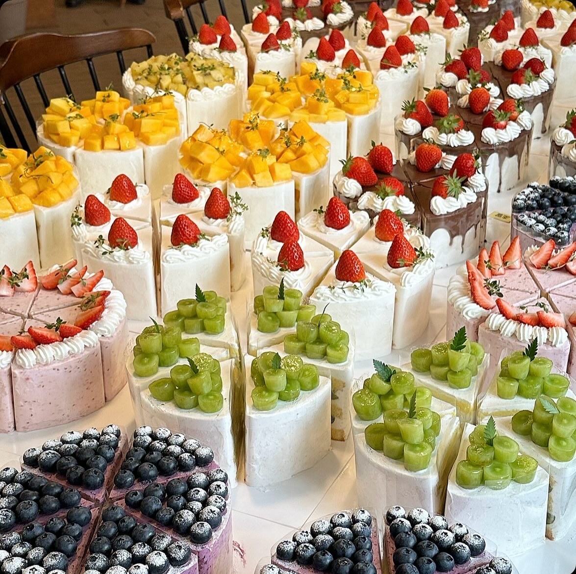 Pat a Cake 延南分店，水果蛋糕和咖啡摆在阳光桌上