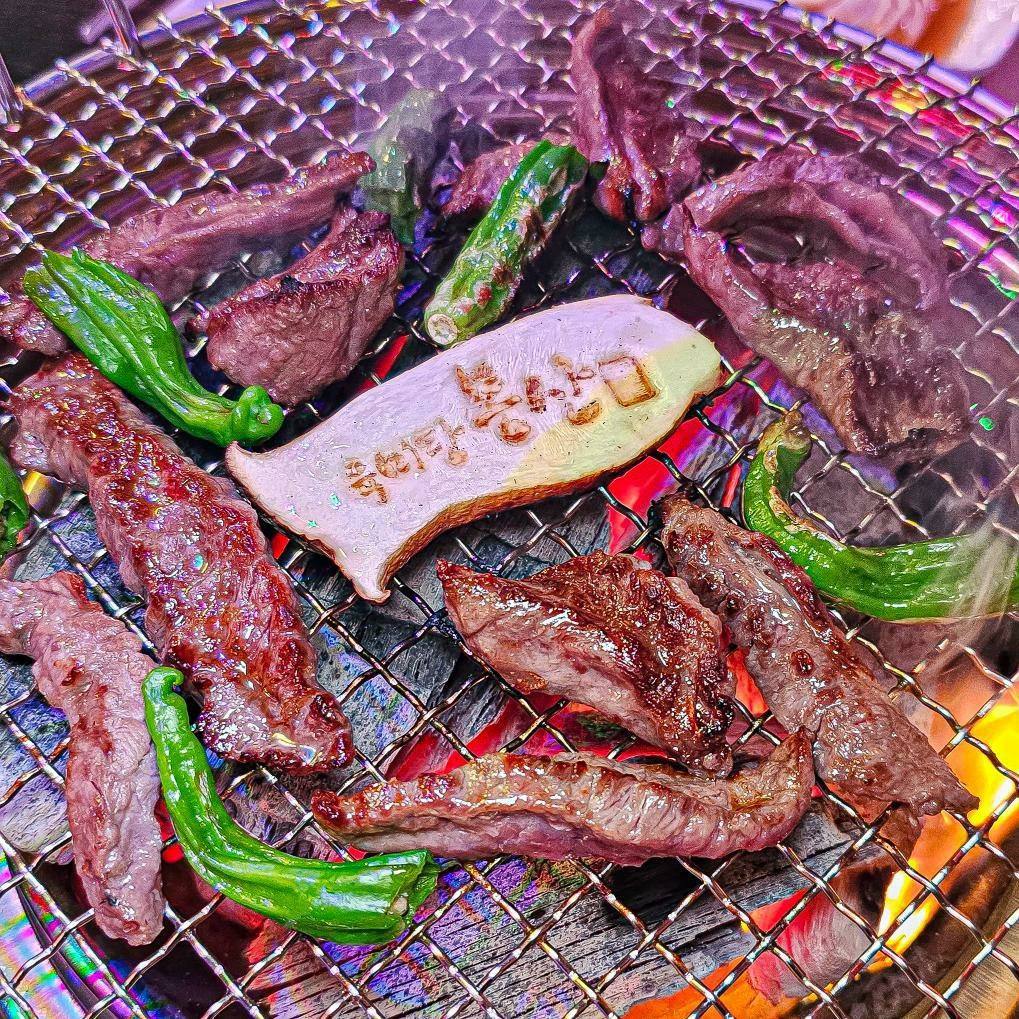 Yukmidang Mongsanの炭火セットアップと大理石模様のショートリブ