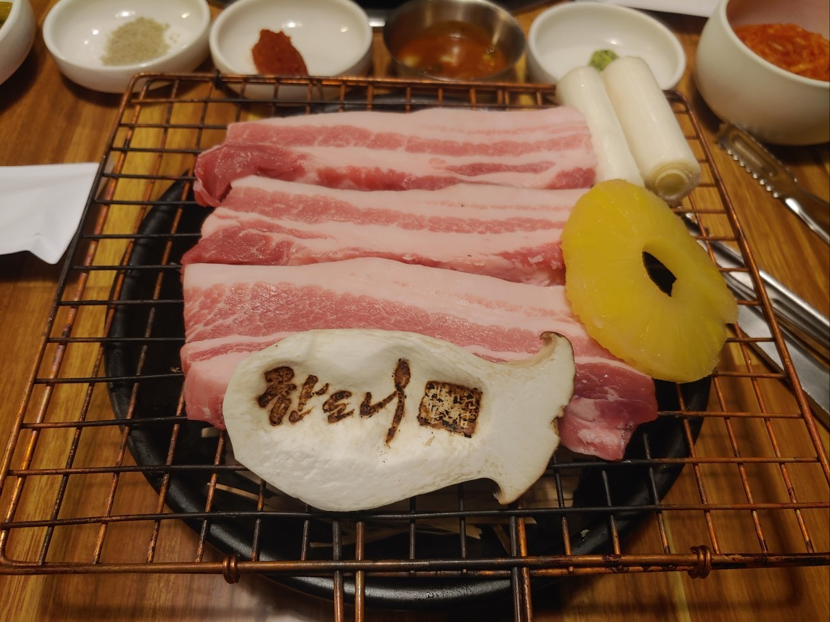 Handoni Itaewonの骨付き豚バラとキムチチゲ